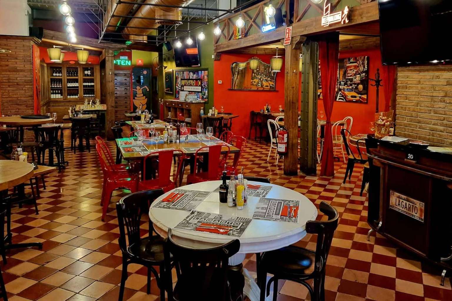 El restaurante en Sant Gervasi donde se puede degustar una buena hamburguesa es Lagarto Food & Drinks