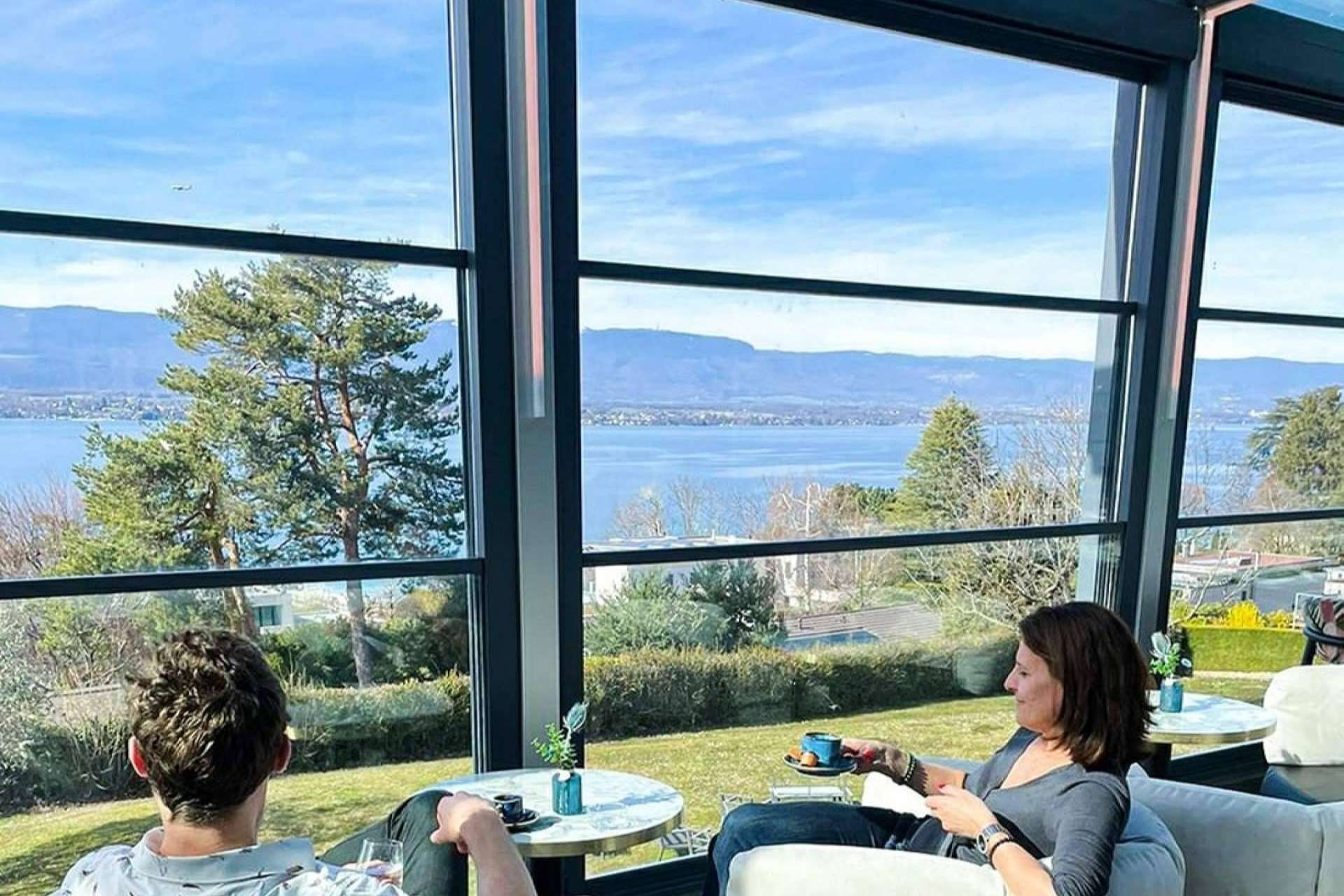 Cuáles son los beneficios de contar con ventanas correderas plegables verticales de Airclos