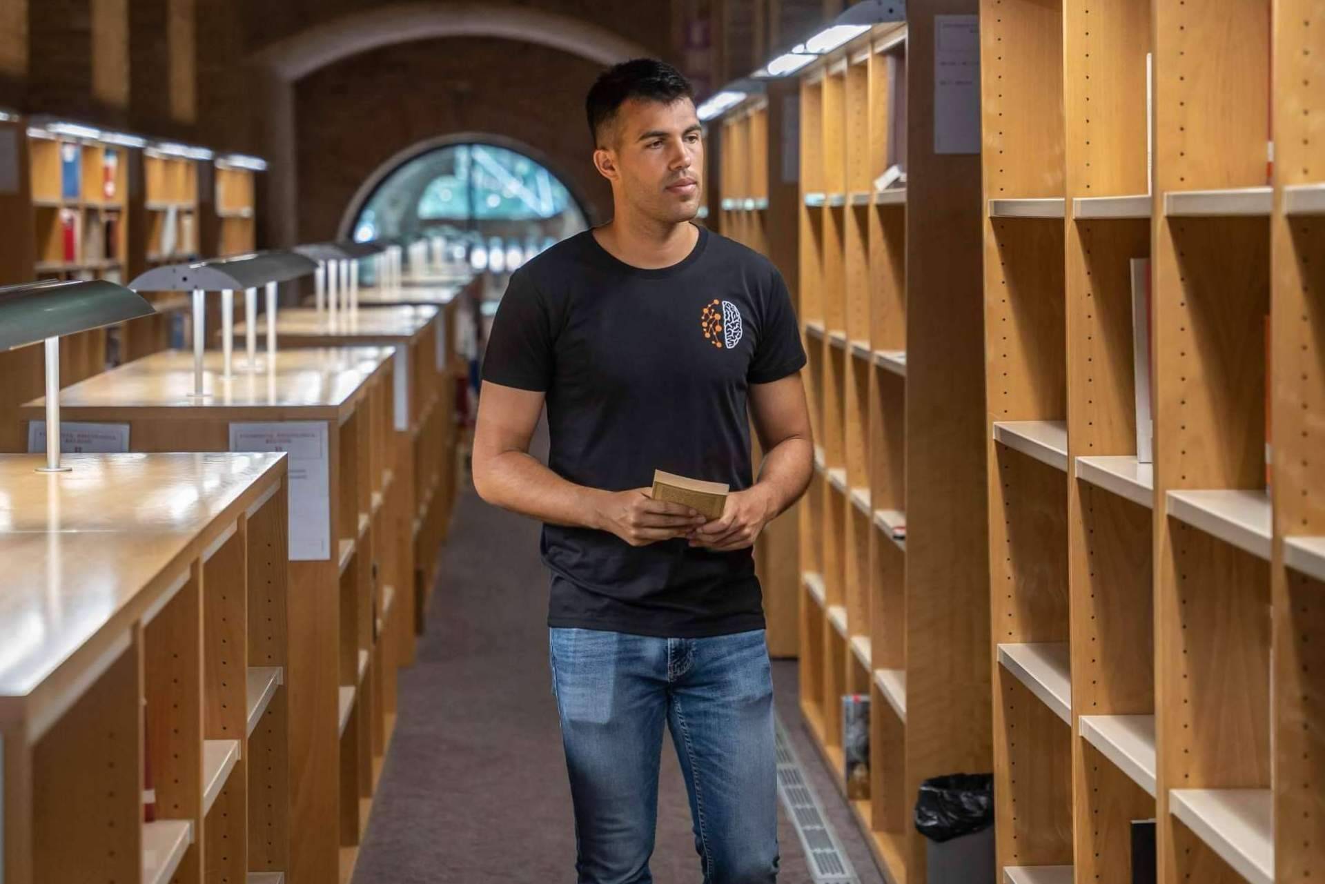 Joan López, director de la academia Potencia Tu Estudio, concede una entrevista