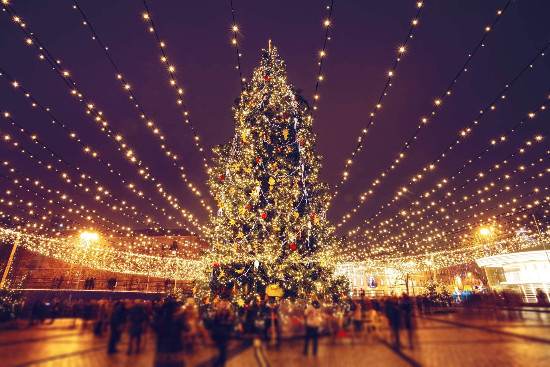 La plataforma elalquilador explica cómo se decora una ciudad en Navidad
