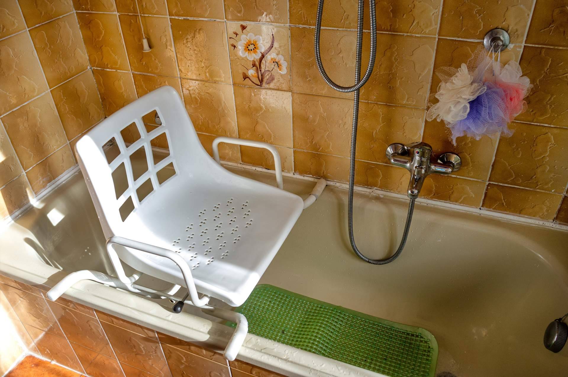 ¿Cuáles son las ventajas de la silla giratoria bañera para las personas con movilidad reducida?, por Ortopedia Para Ti
