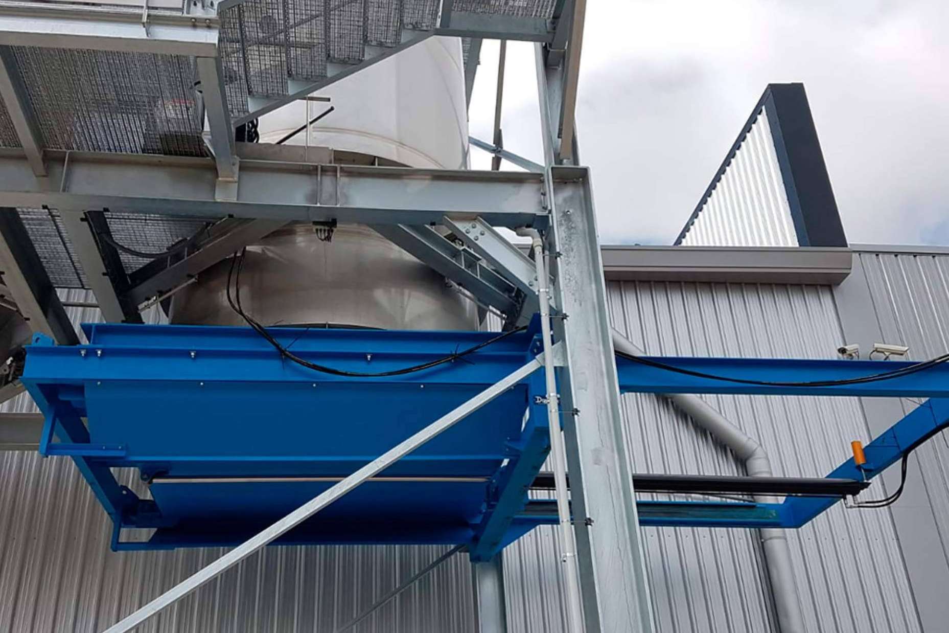 Versatilidad y calidad en el equipamiento de granjas con las tajaderas-raseras de Domfesa
