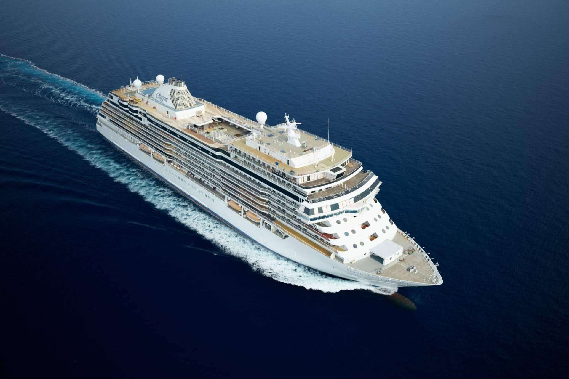 La presentación del primer huevo de Fabergé en el mar incluida en el bautizo del nuevo barco de Regent, Seven Seas Grandeur