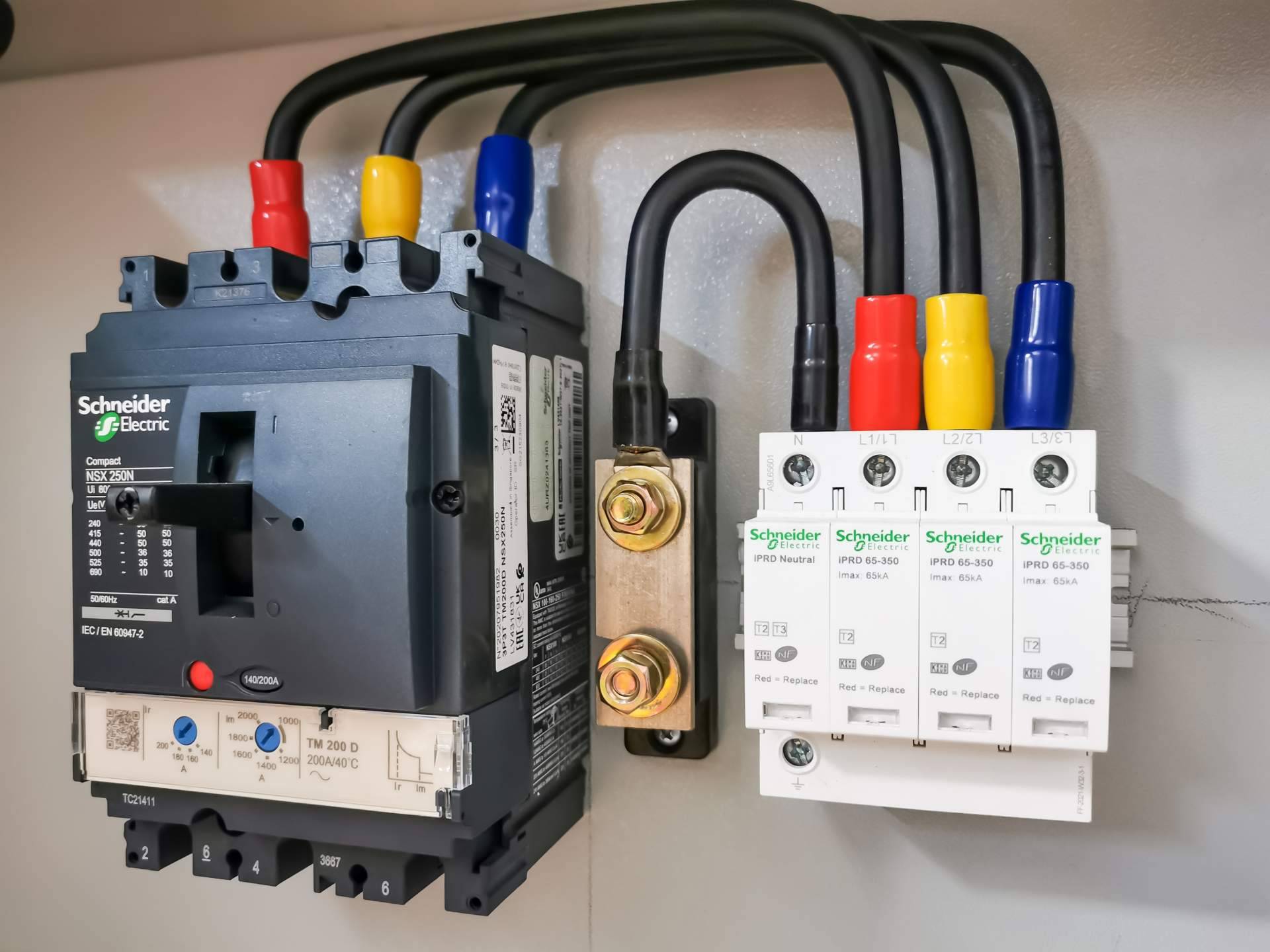 Disyuntores magnetotérmicos GV2 de Schneider electric, en Cadenza Electric