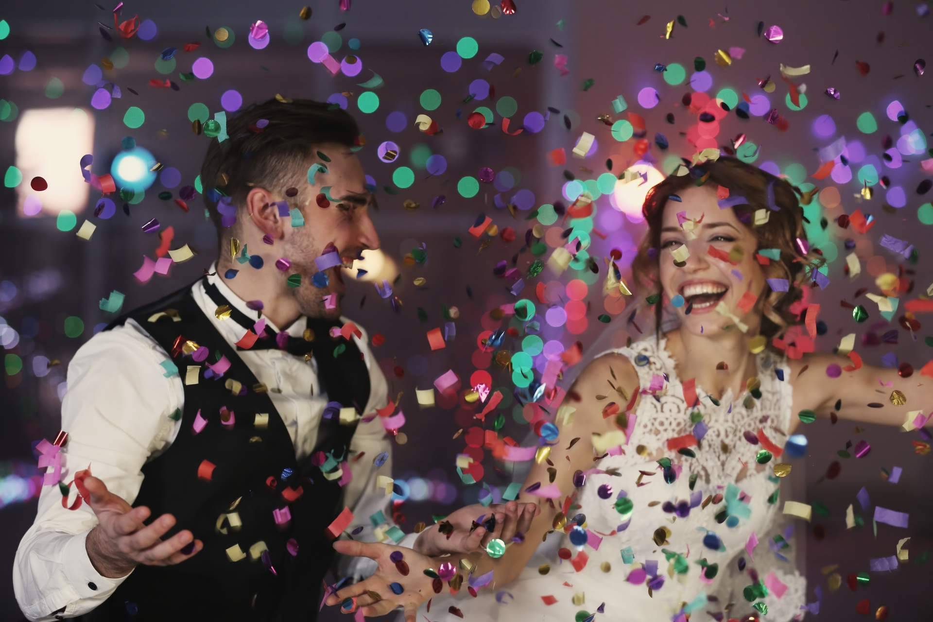Contratar cantantes famosos para bodas a través del servicio de la agencia Peculiar