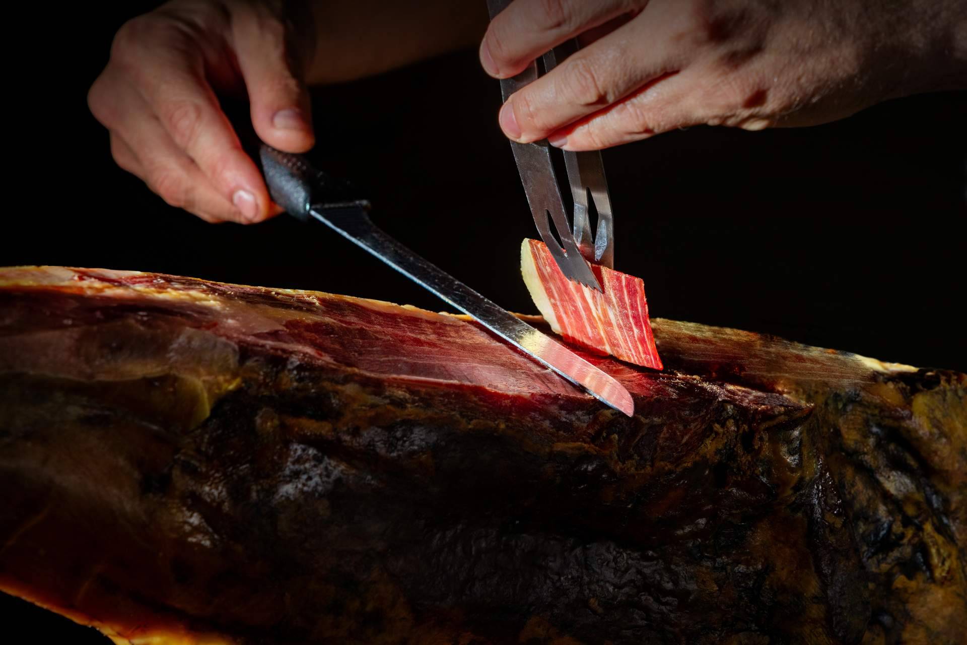 La tienda Repibérico explica cómo cortar el jamón de Jabugo