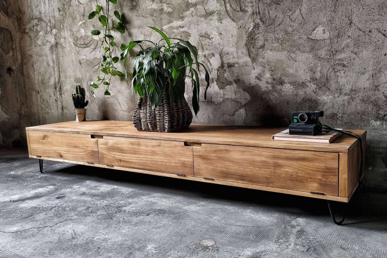 La firma de muebles de madera maciza en tendencia, Ekström Furniture, se instala a Badajoz