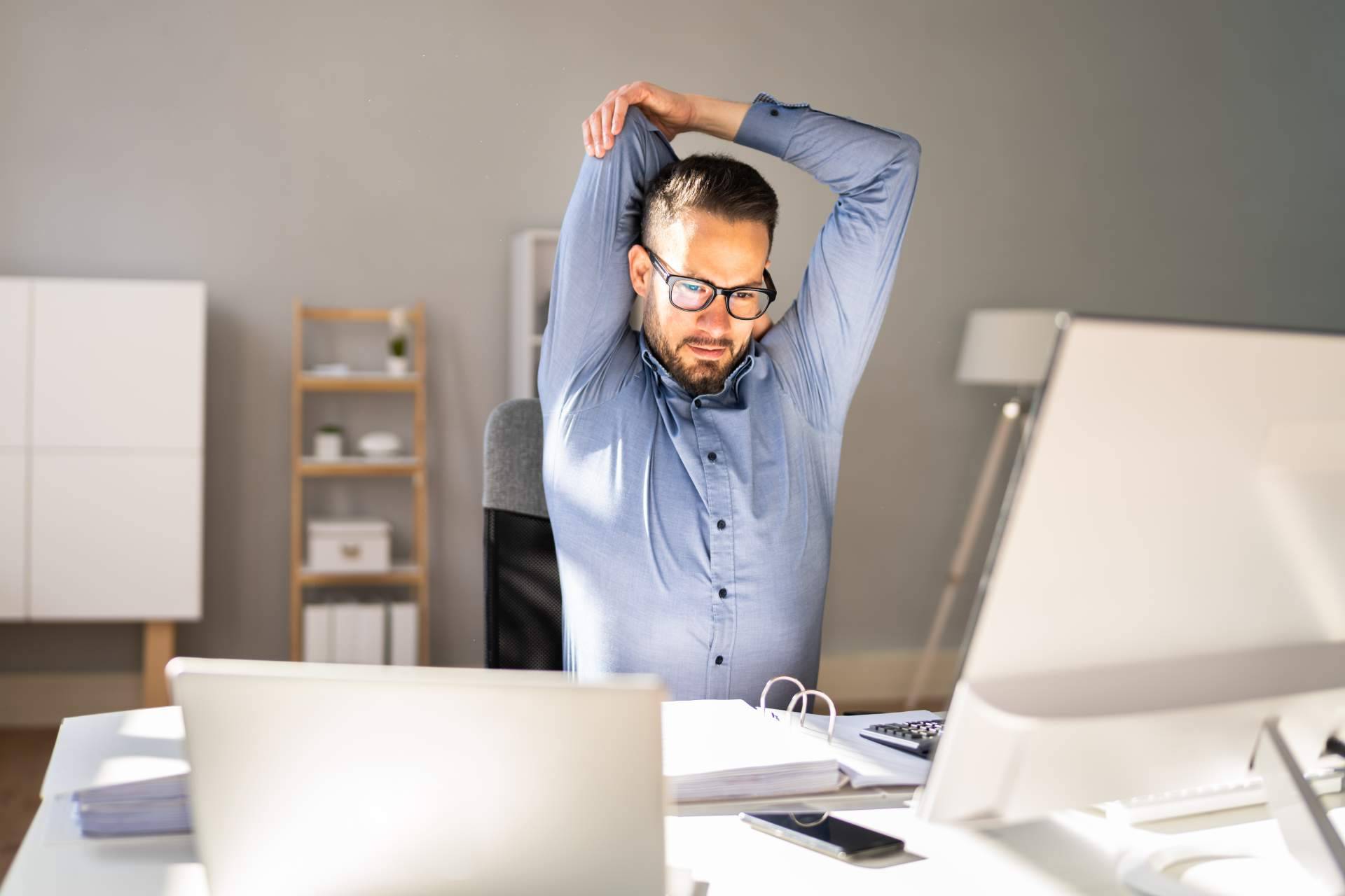 ¿Cómo aprender a mantener una buena higiene postural en el trabajo con los programas de WellWo?