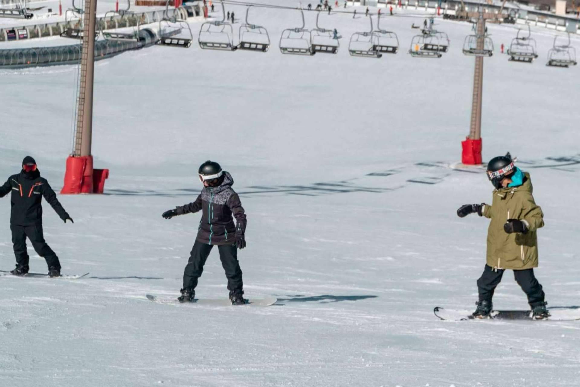 Aprender snowboard con las clases para todas las edades de Sierra Nevada Adventure & Ski