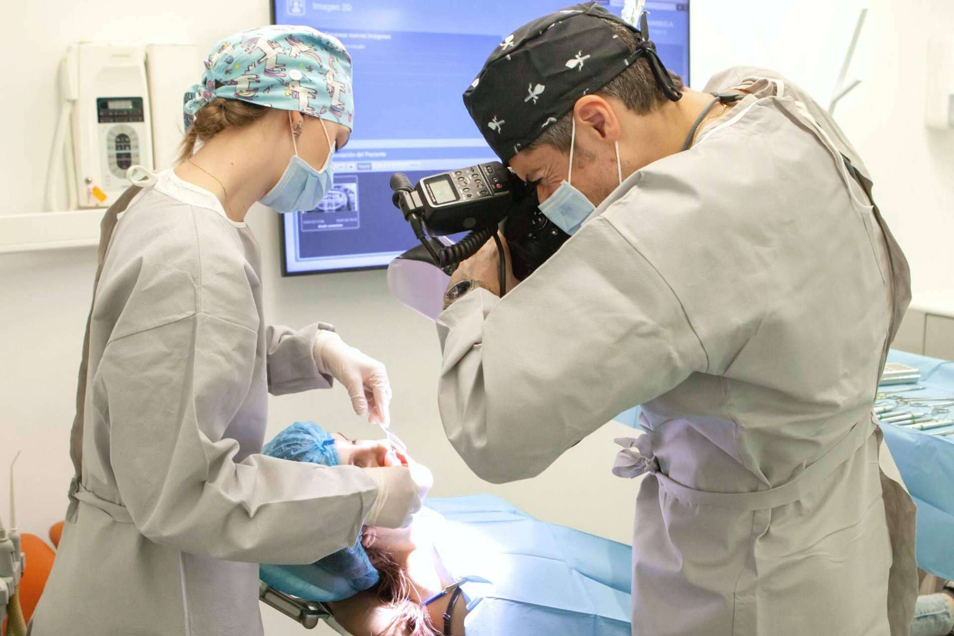 ¿Cómo evitar la periimplantitis?, con Clínica Dental Ruiz de Gopegui