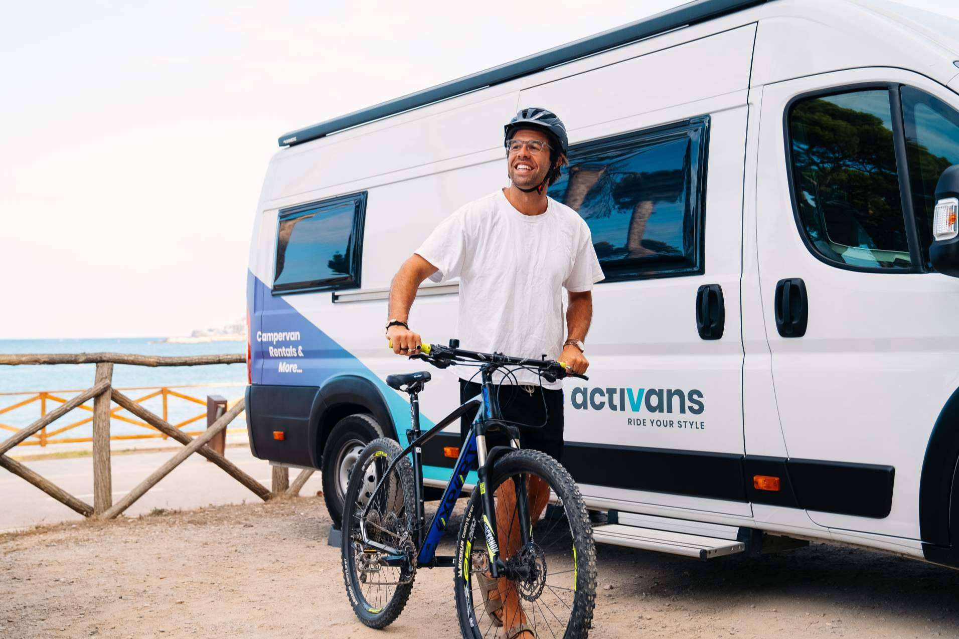 Descubrir la fusión única de ciclismo y viaje en camper con Activans en Girona