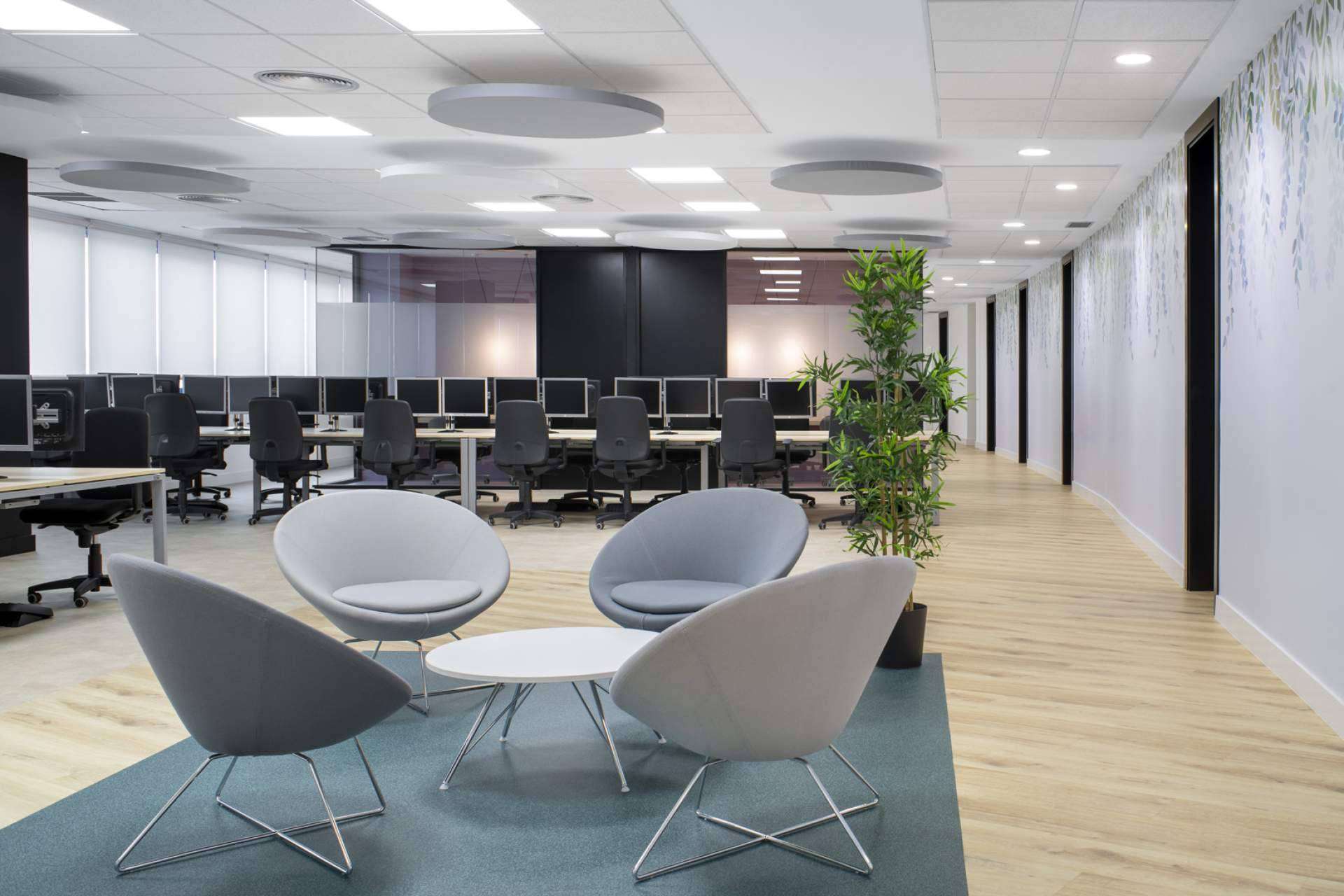 Diseño de interiores personalizado para espacios de trabajo actuales, con CHAVSA