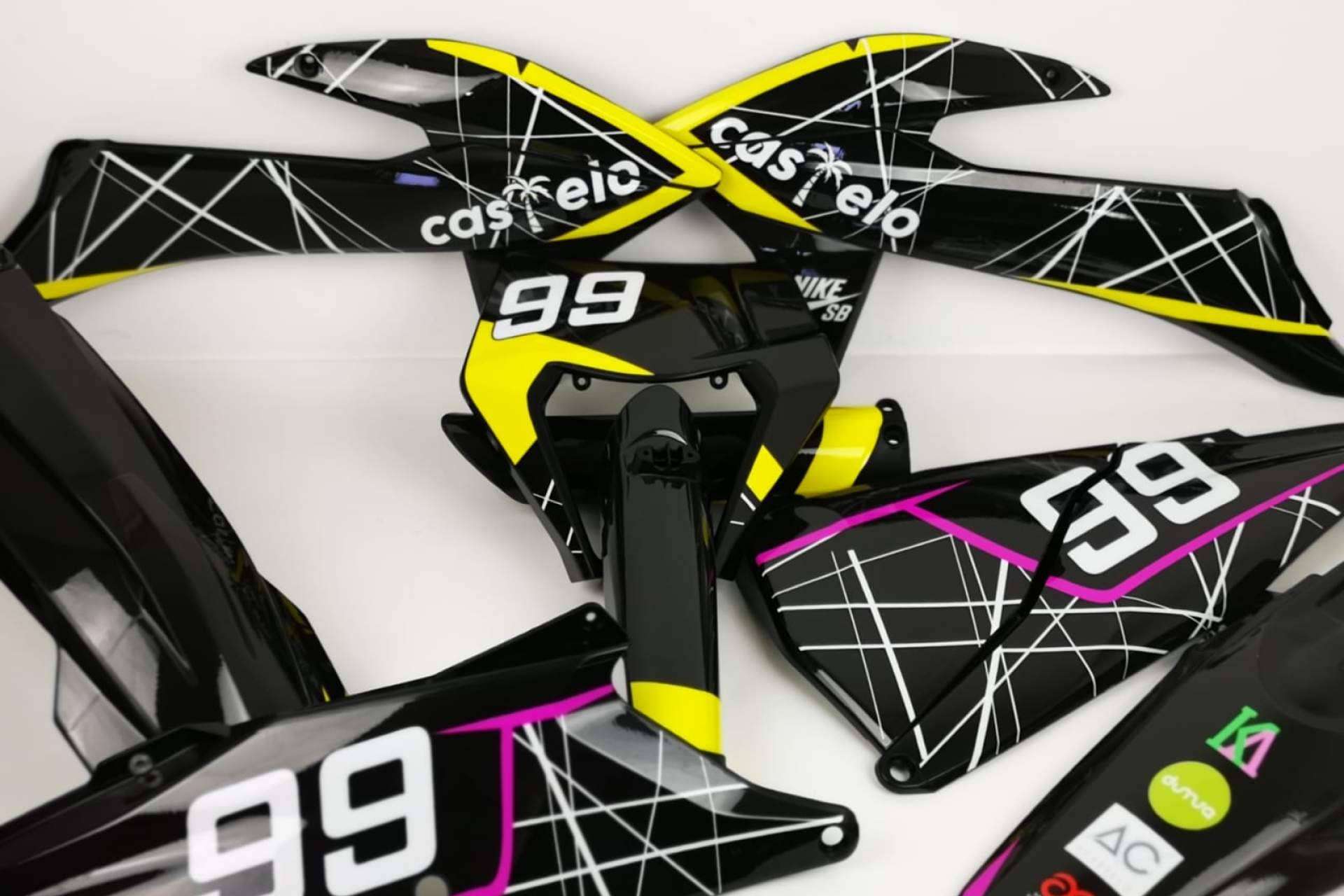 Dar a las motos un nuevo aspecto con plásticos y adhesivos de motocross