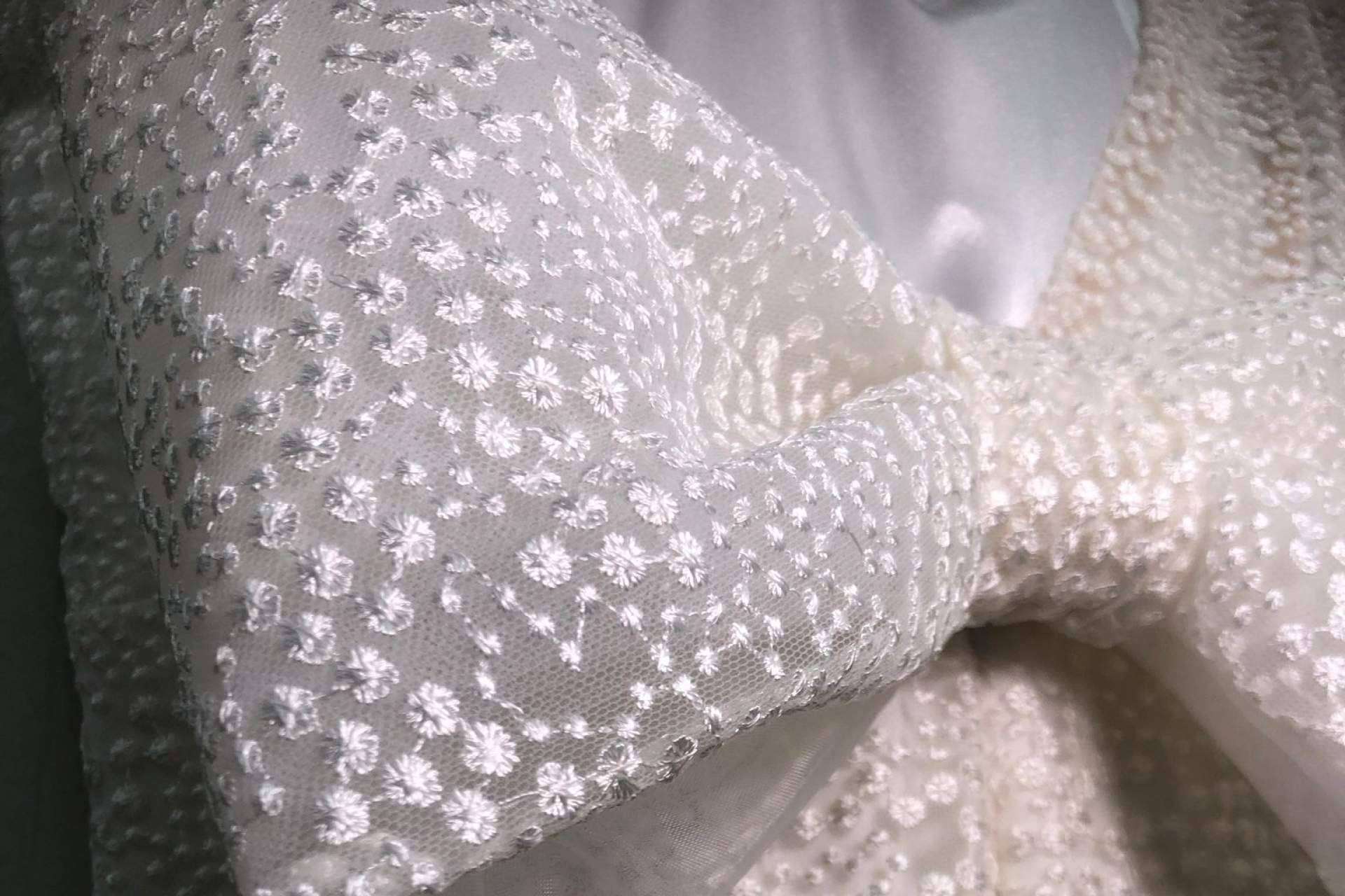 Los vestidos de novias con flores, lazos y tejidos sostenibles están en tendencia este 2024