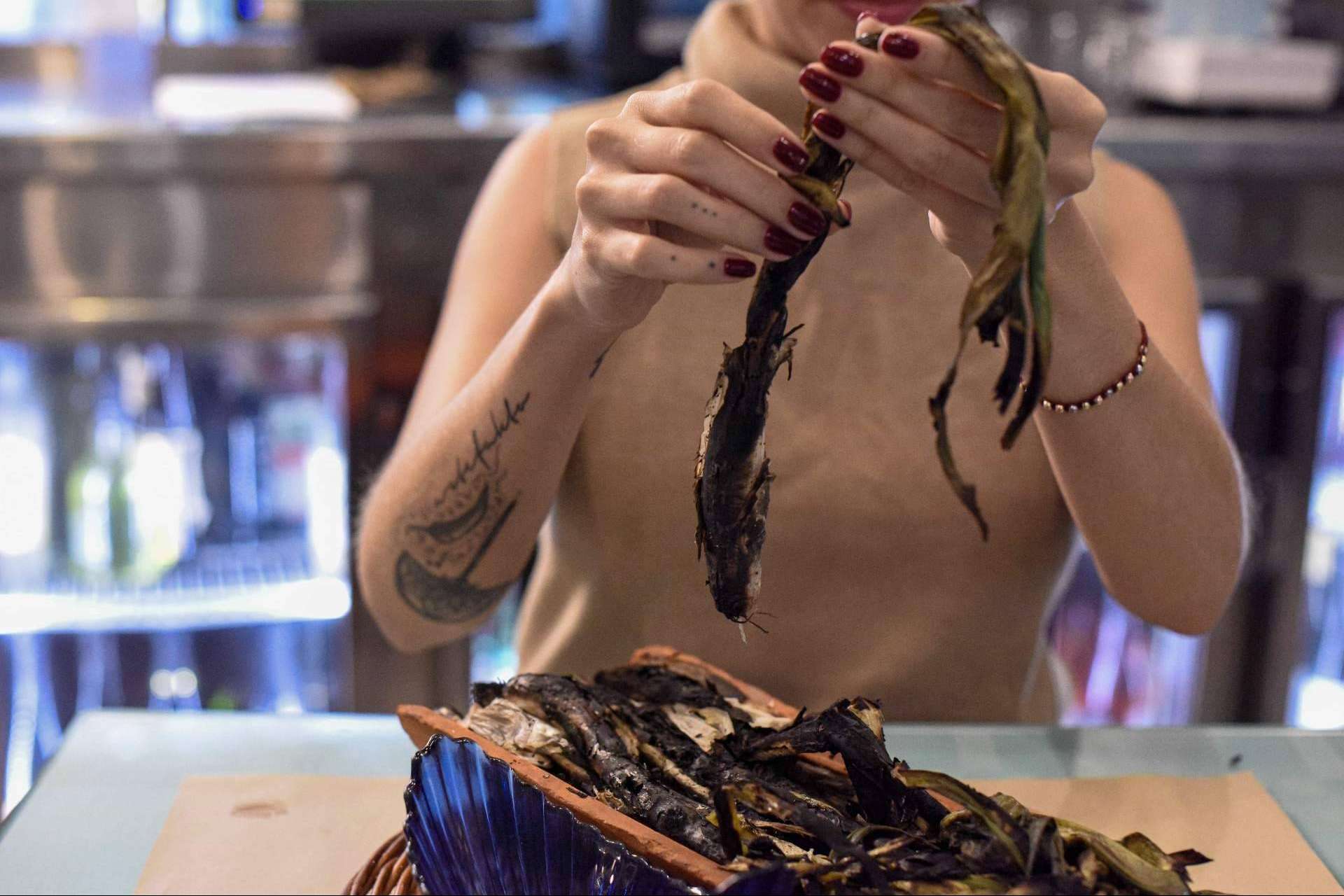 Pasa Tapas, uno de los mejores lugares para disfrutar de la comida a la brasa en la Barceloneta