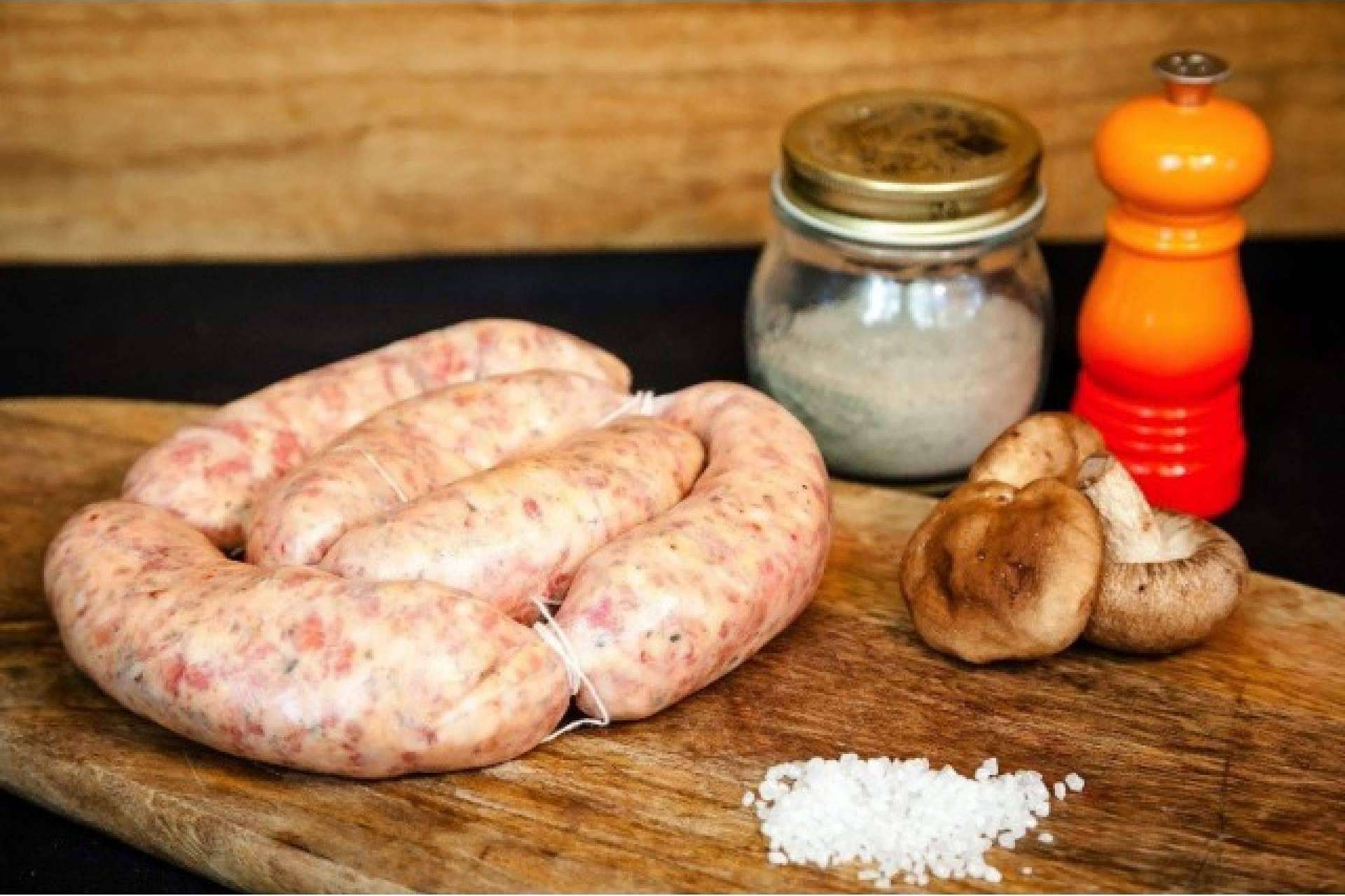 La preparación del chorizo criollo estilo argentino de Delicatessen Argentina