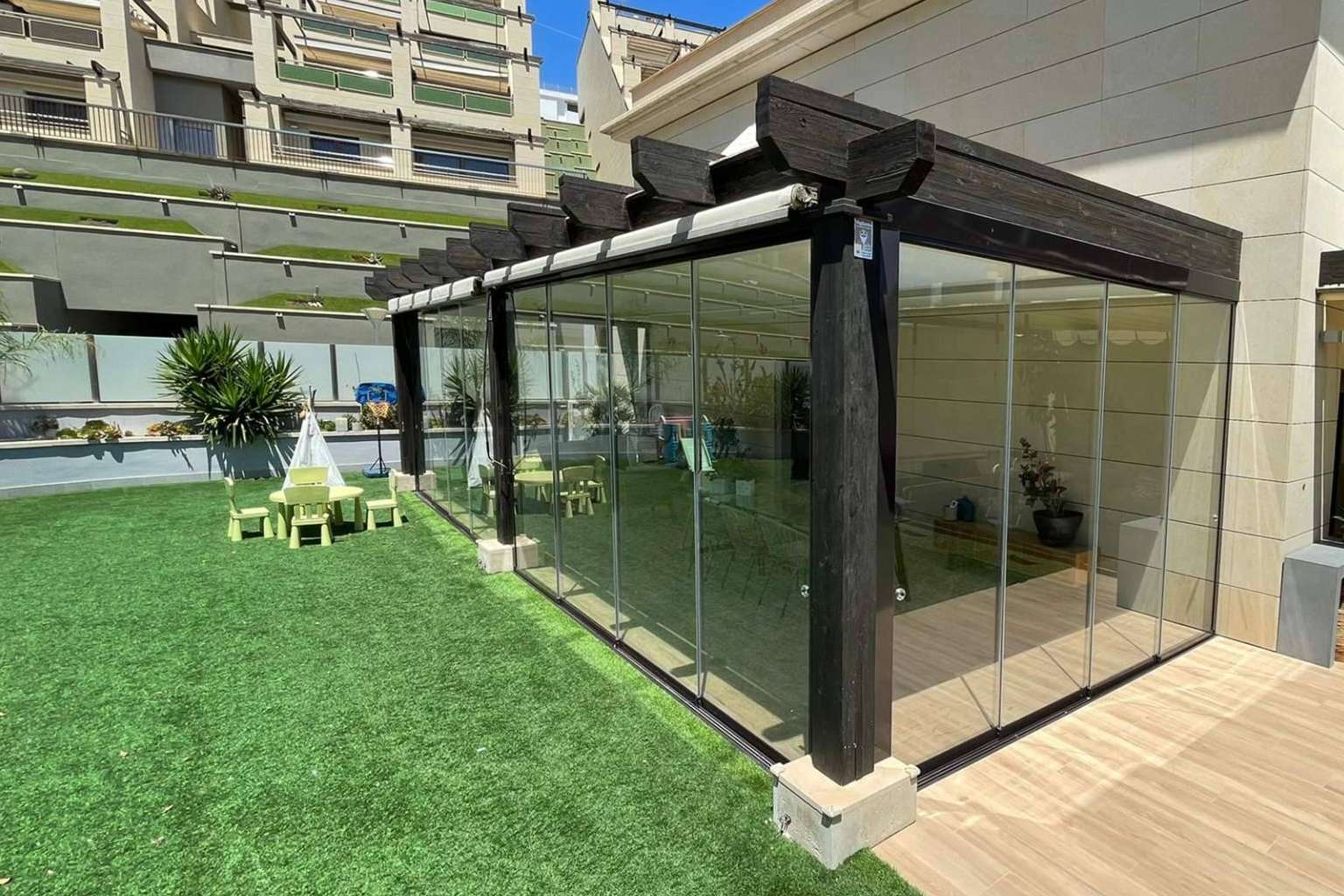 Airclos presenta unas cortinas de cristal de máxima transparencia y minimalismo