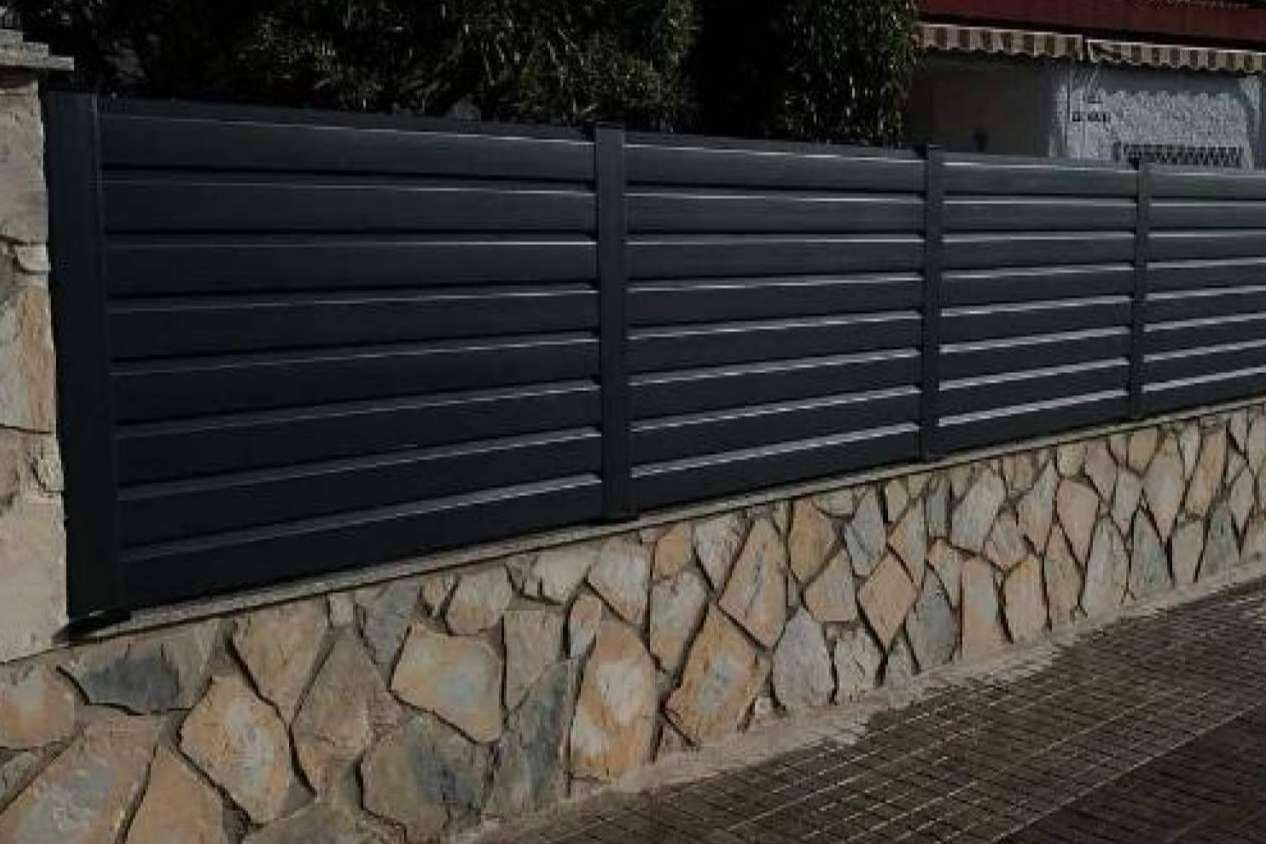 Las vallas PVC de AKOTADO ofrecen seguridad y resistencia