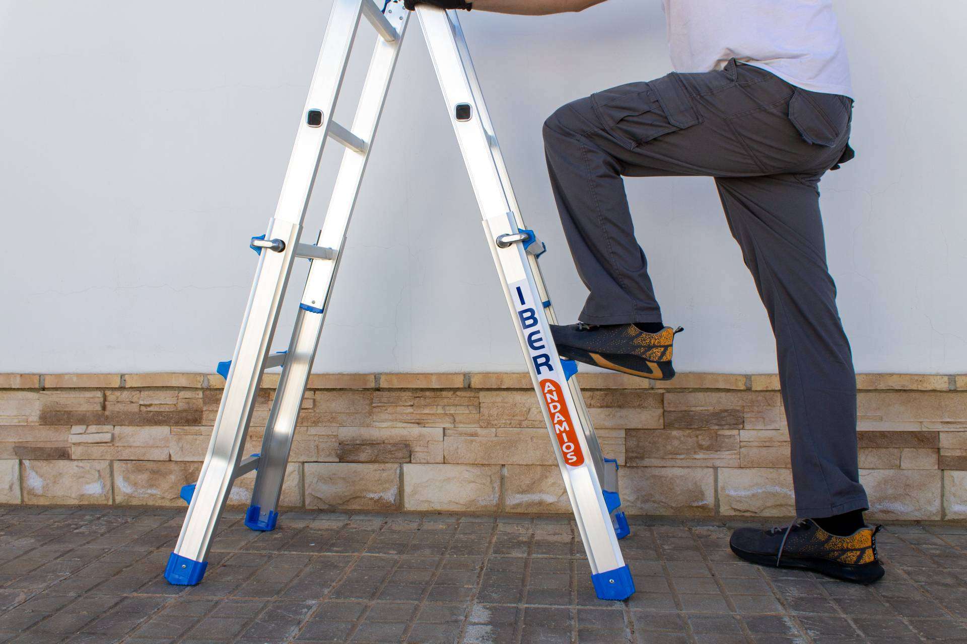 IBERANDAMIOS presenta la ampliación del catálogo de escaleras de aluminio profesionales