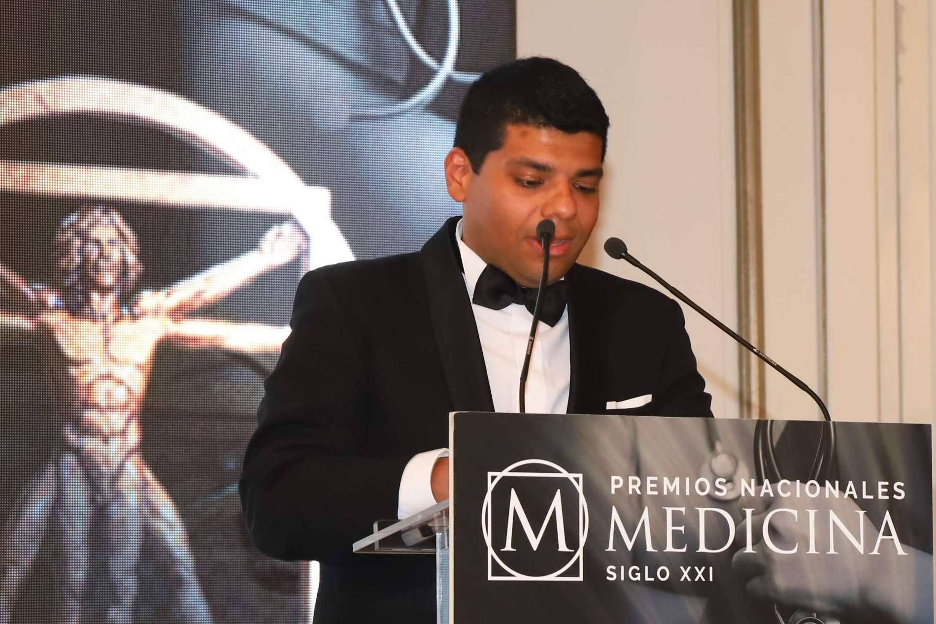 El Dr. Antonio Fernández Brito de Microcapilar Hair Clinic, galardonado como Cirujano Capilar