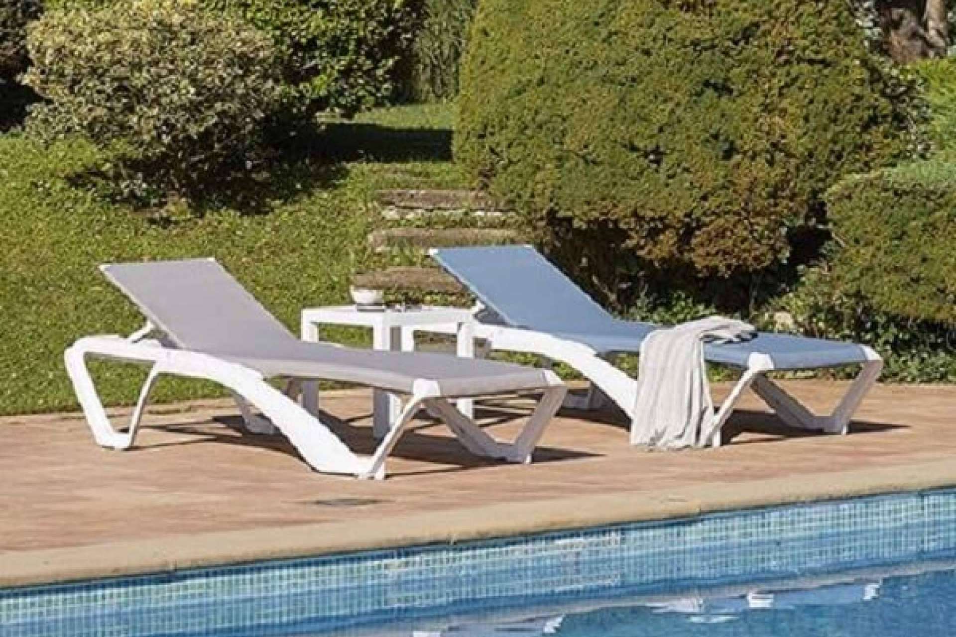 Real Hostelería y su amplia oferta de tumbonas de plástico