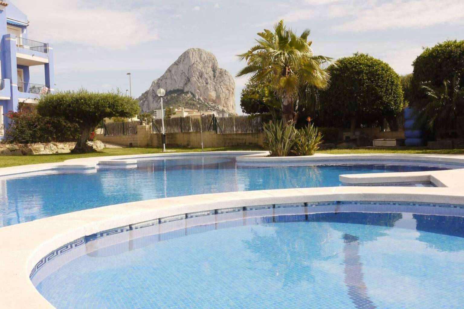 Agatha Martínez ofrece villas y apartamentos con piscina y playa en Calpe