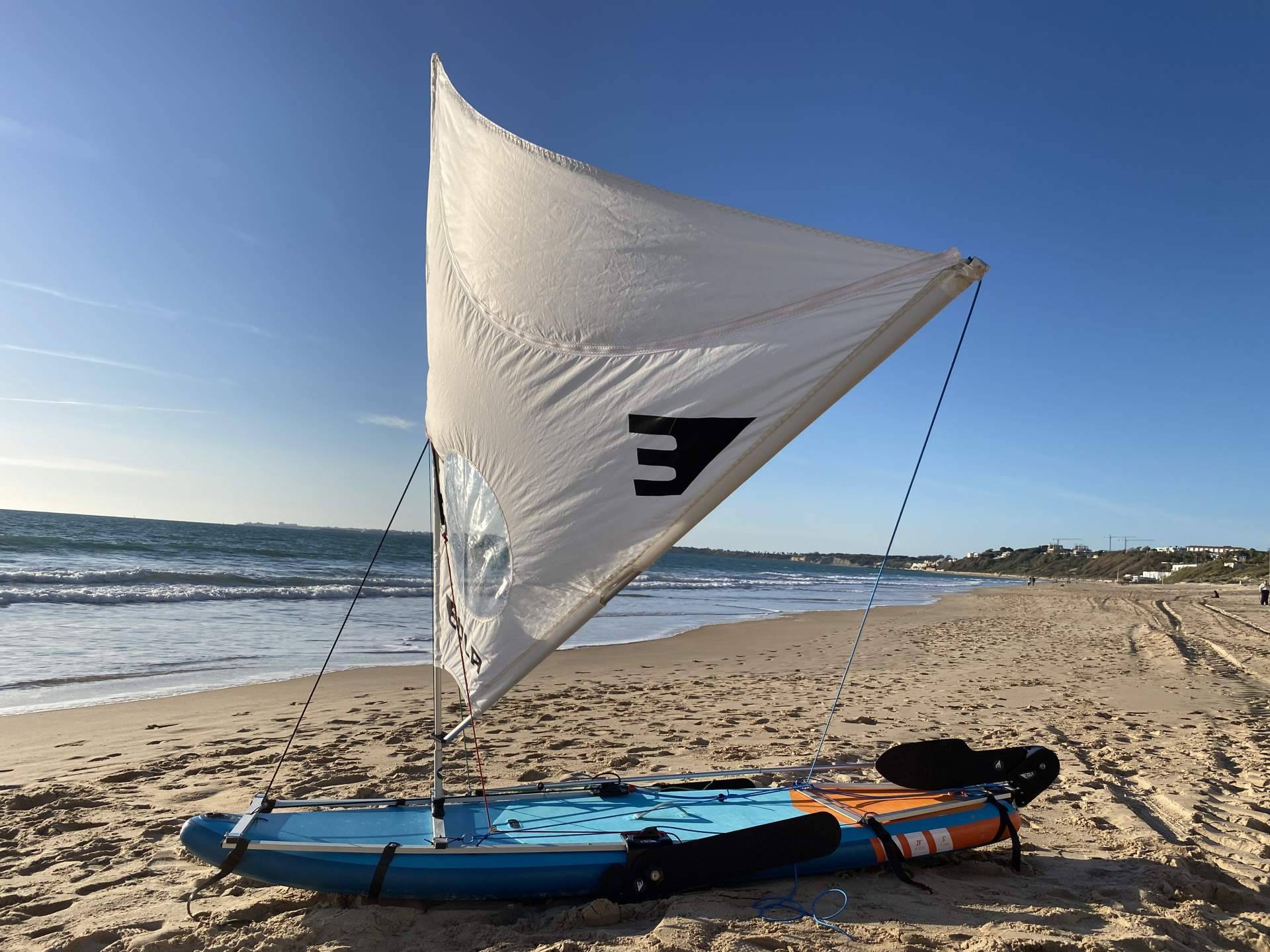 Kayak y paddle surf con vela, el deporte que cada vez conquista a más aficionados en España
