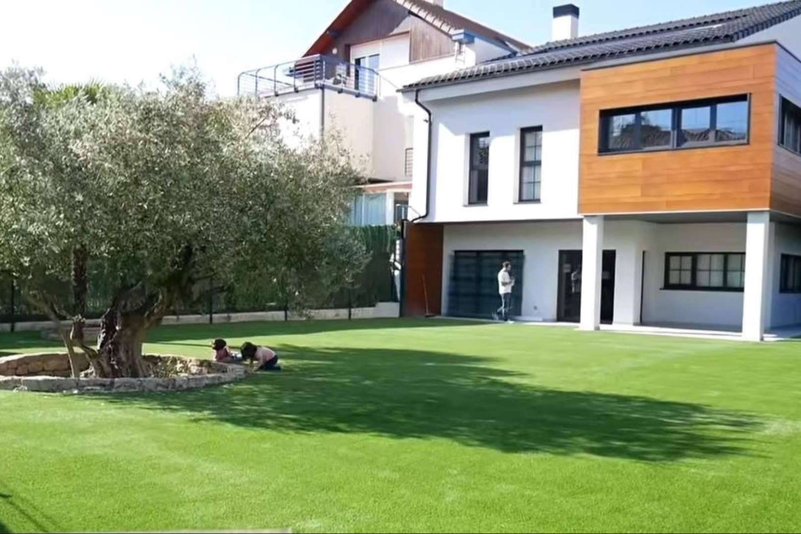 Césped artificial para disfrutar de un jardín impecable