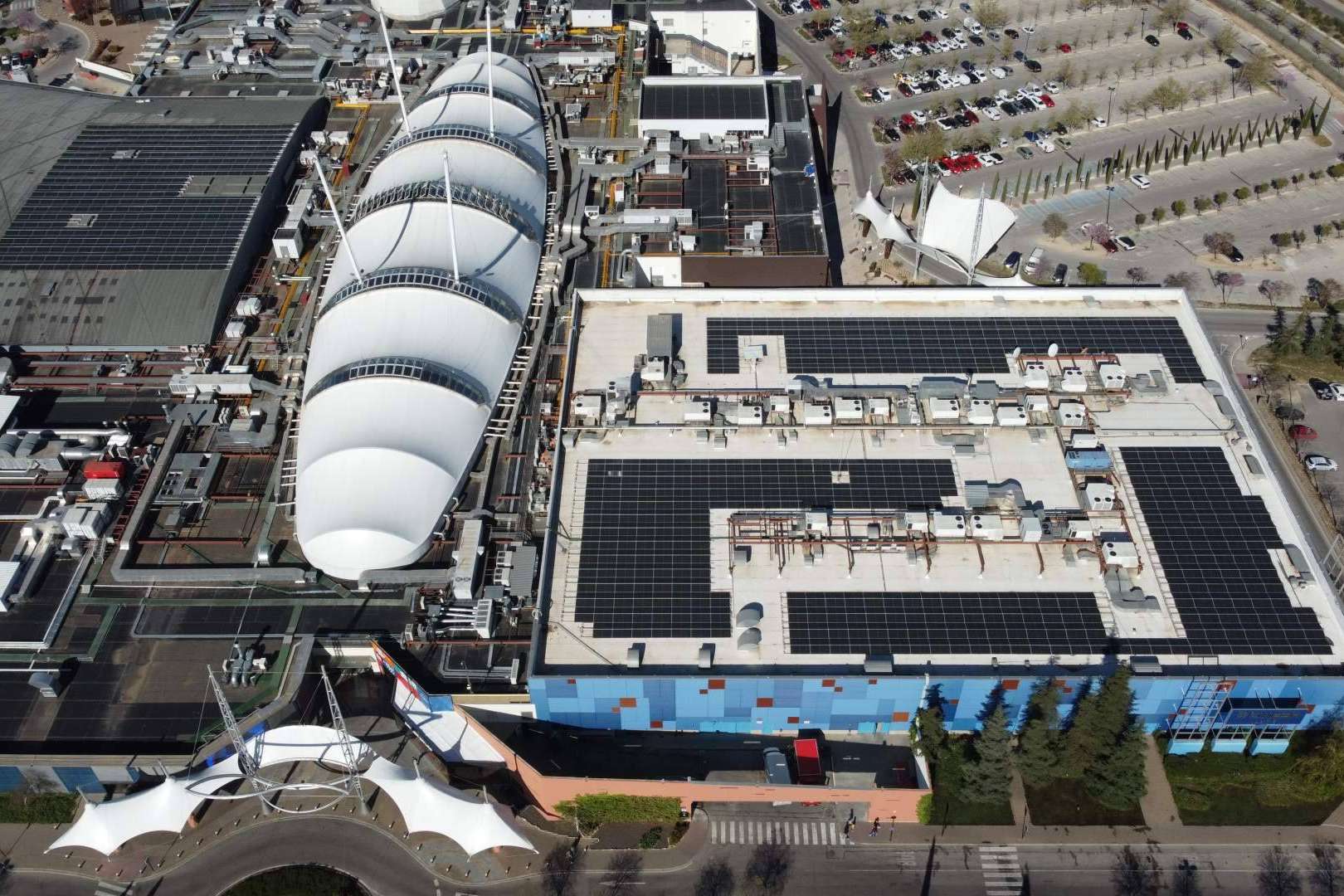 El parque de nieve de Madrid ha incorporado una estructura con módulos fotovoltaicos