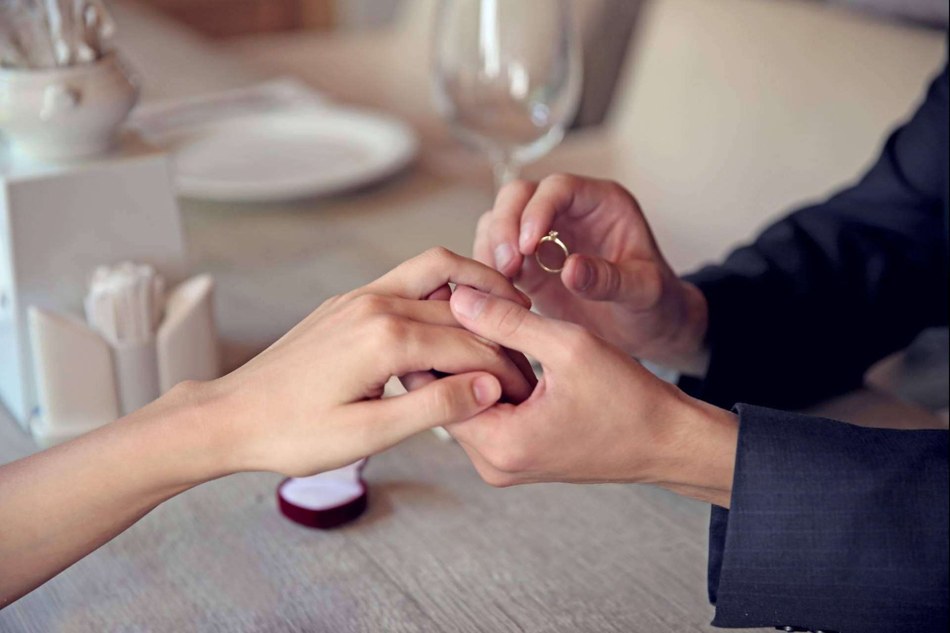 El amor merece excelencia; argollas de matrimonio y anillos de compromiso de Luis Cortés Joyeros