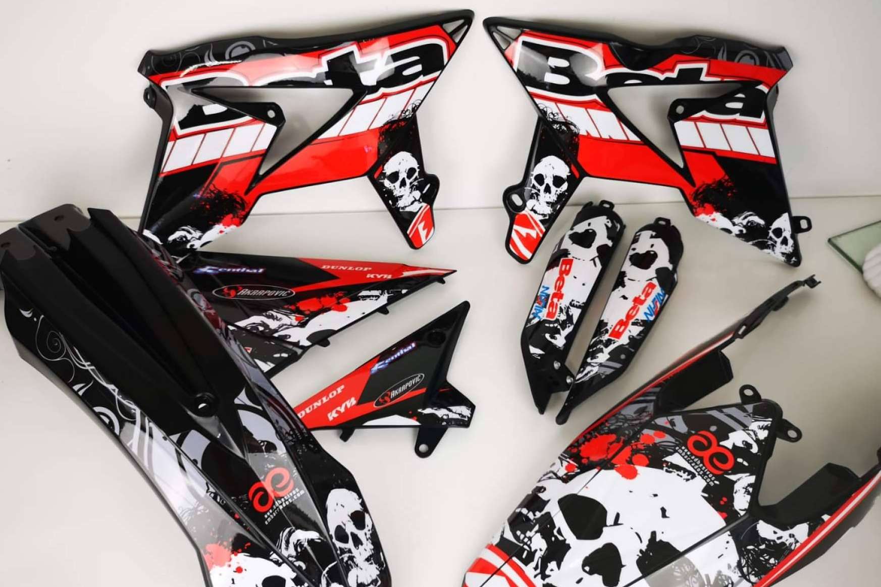 Los adhesivos y plásticos personalizados de ADHESIVOSEMBARRADOS renuevan el estilo de cualquier moto