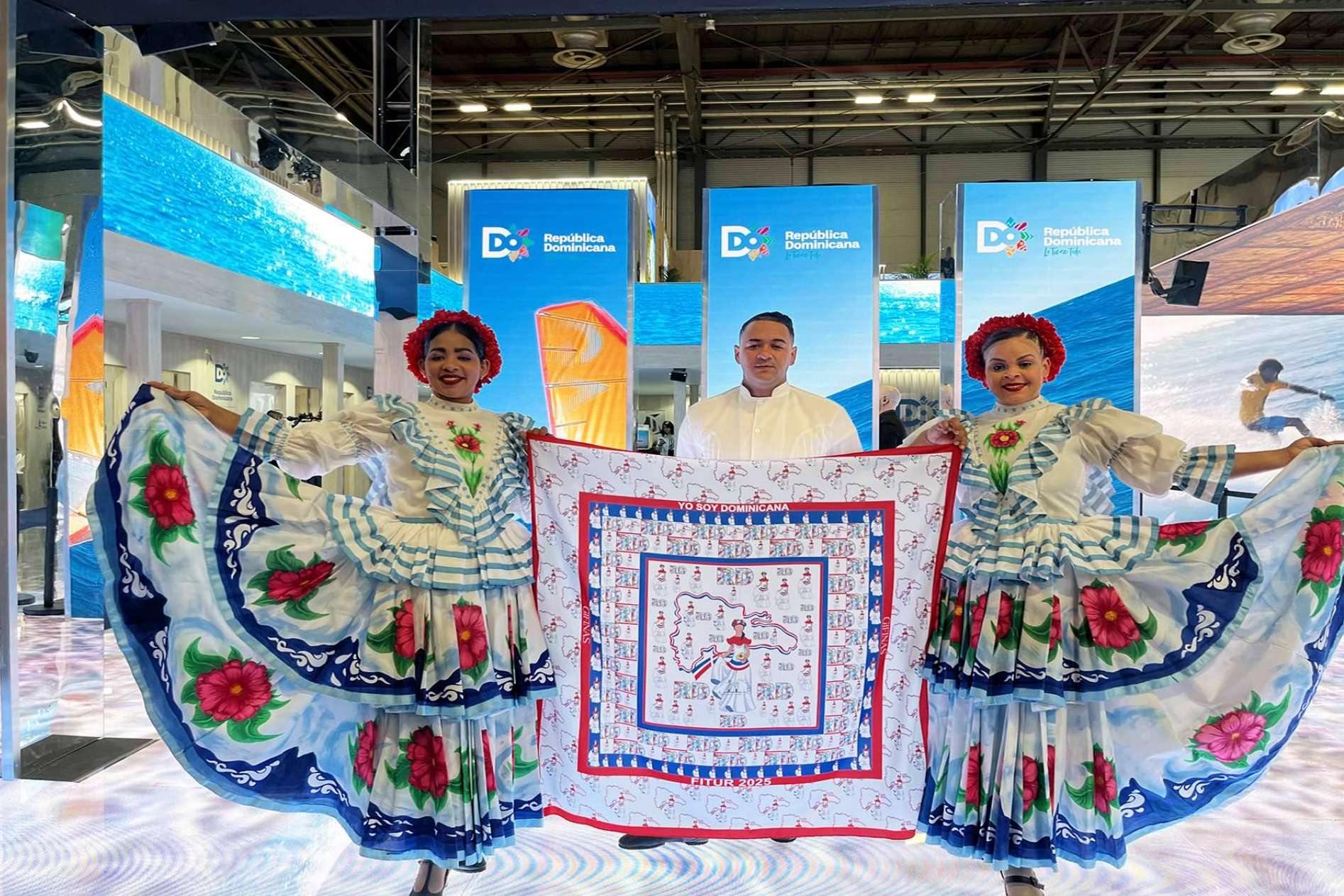 El pañuelo Fitur 2025 de Gifinas, una obra textil inspirada en República Dominicana