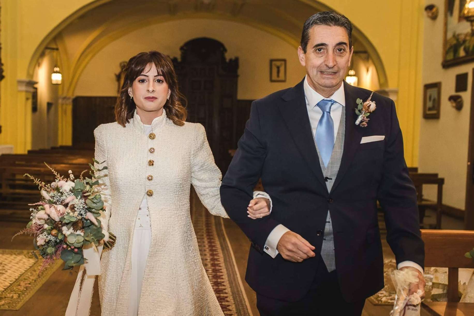 Decirle sí al frío con estilo; Unas de las mejores capas y abrigos para novias deValérie Moreau