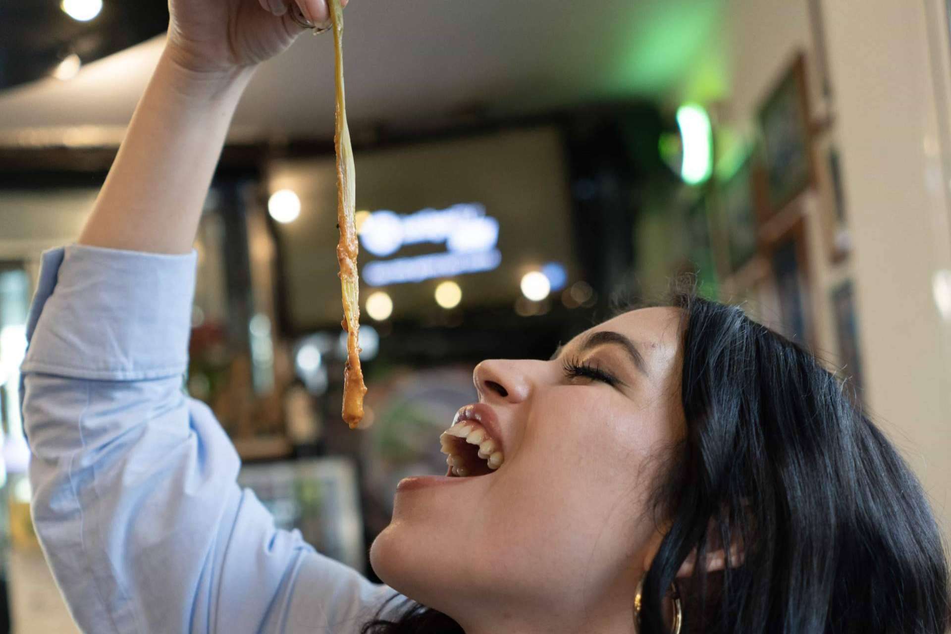El ritual de la calçotada en Barcelona se vive en Pasa Tapas