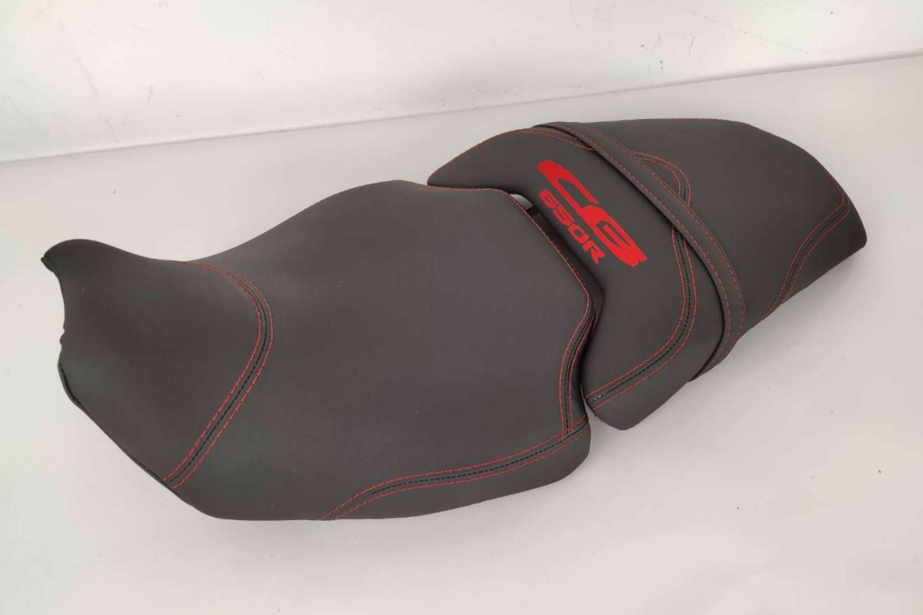 El servicio de tapizado personalizado de JM-FUNDAS transforma el asiento de moto en una pieza única