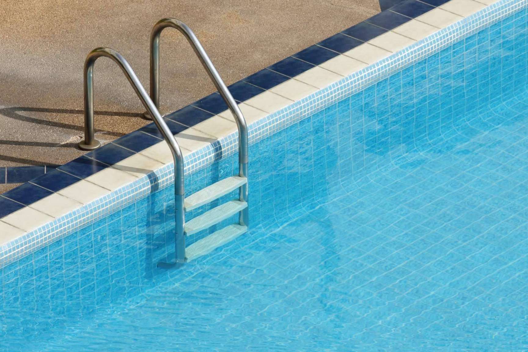 Ferrocano Suministros lanza guía completa para el mantenimiento de piscinas en temporada estival