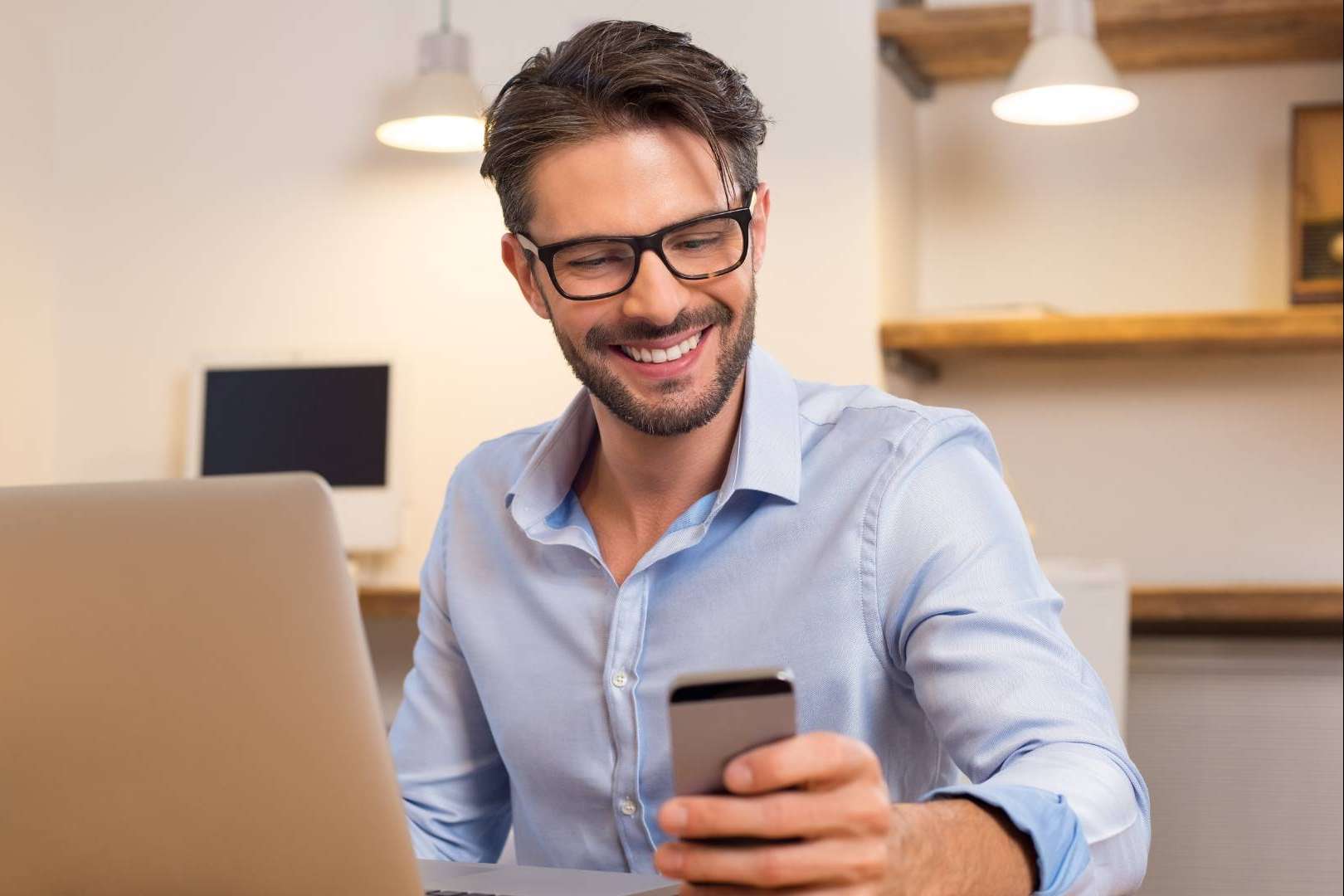 Riesgos crecientes y falta de control, por qué las empresas están dejando de usar WhatsApp internamente