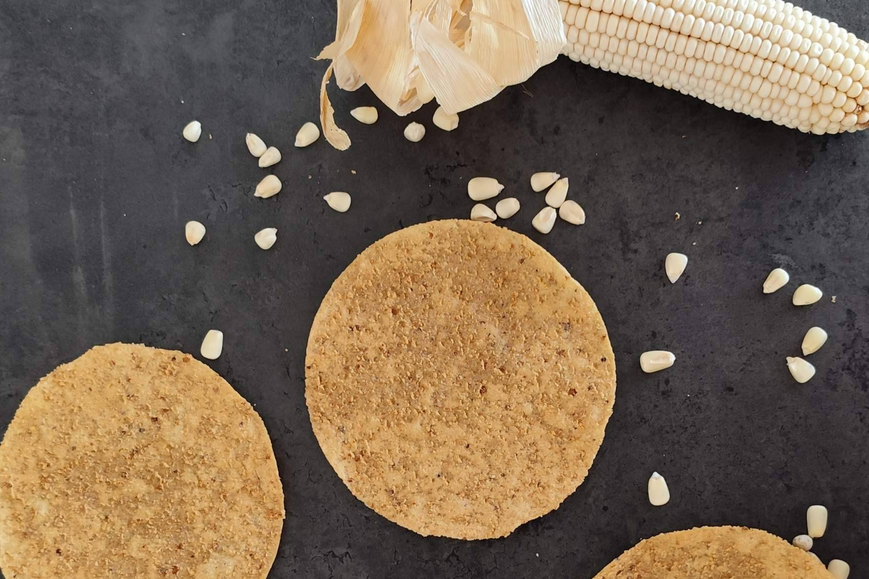 Crujientes, auténticas y versátiles; así son las tostadas de maíz de Maíz Maya