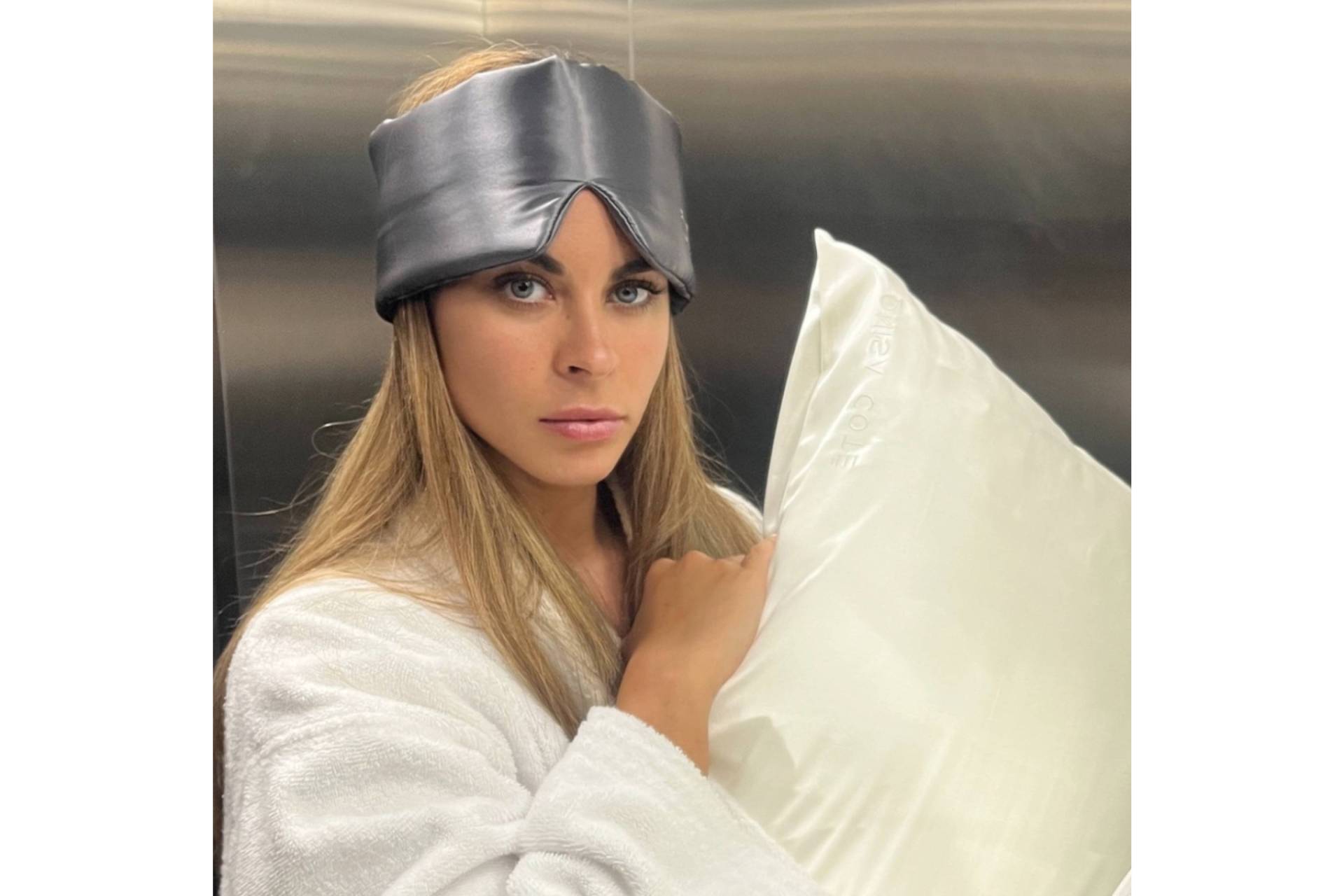 Dormir sobre seda; el gesto nocturno que transforma piel y cabello en 60 noches (por Onisa Coté)