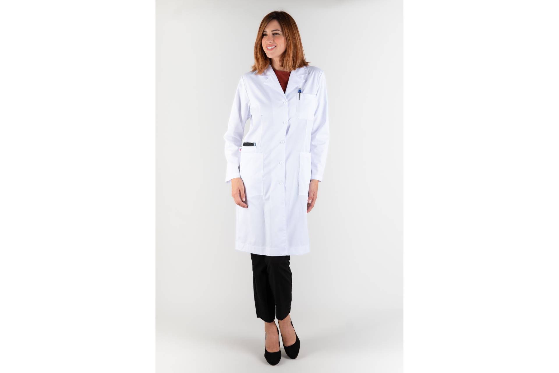 Bata de laboratorio mujer con ajuste premium; diseño pensado para jornadas largas en Farmacia y Óptica