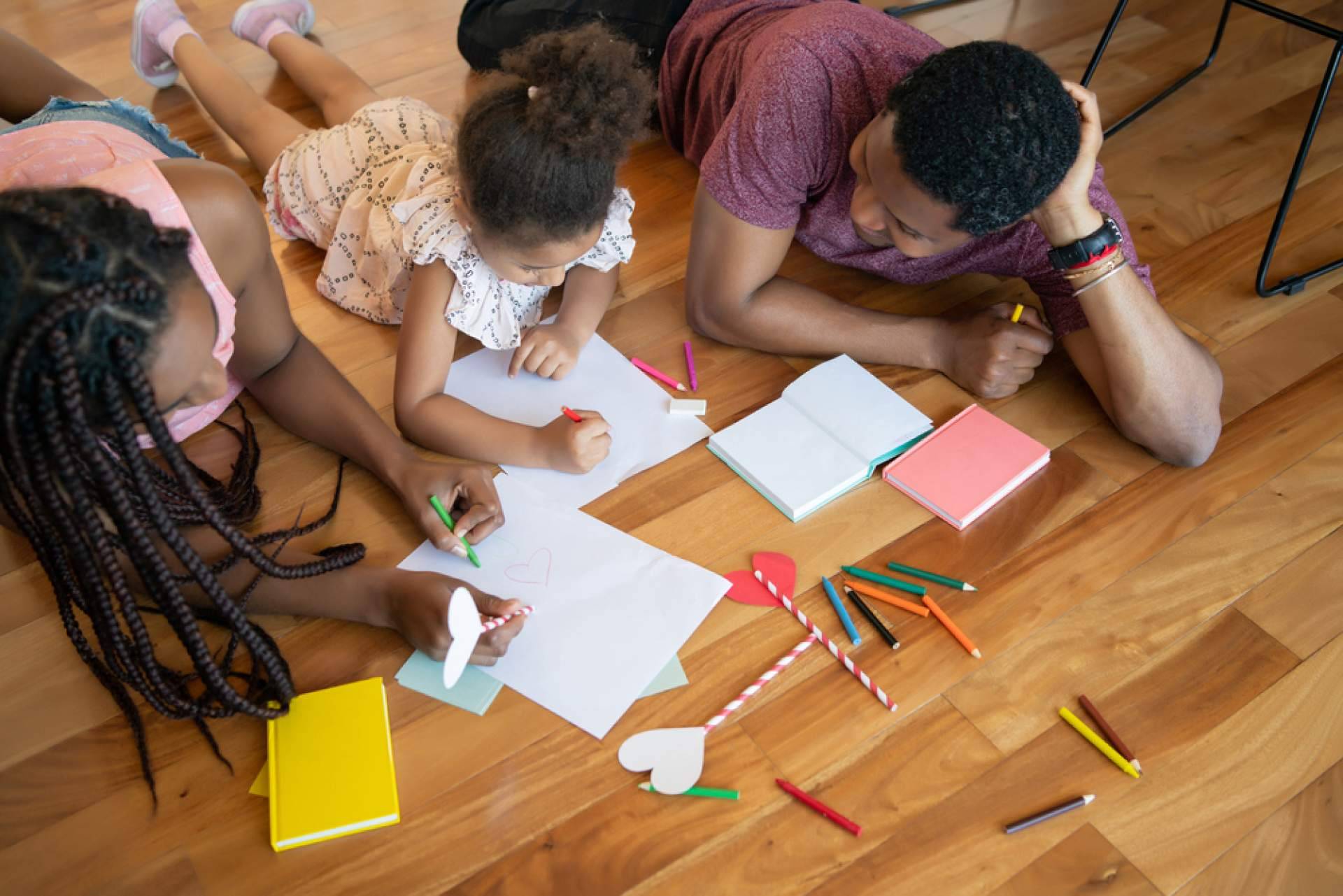 Especialización en pedagogía Montessori 6-12 años; máster con acreditación AMI en Girona y Barcelona