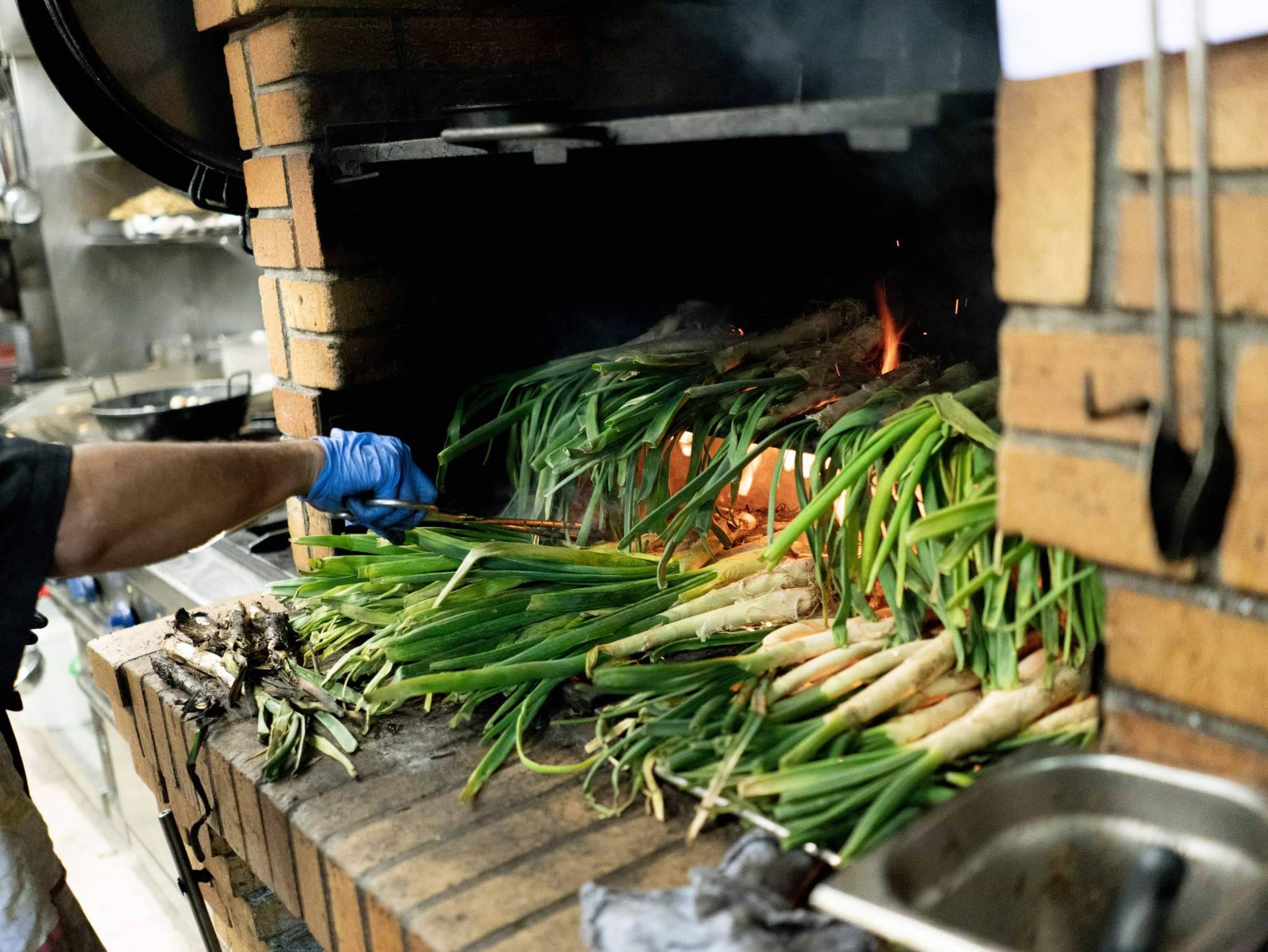 Calcotada Barcelona en la ciudad; Pasa Tapas sirve calçots a la brasa con romesco