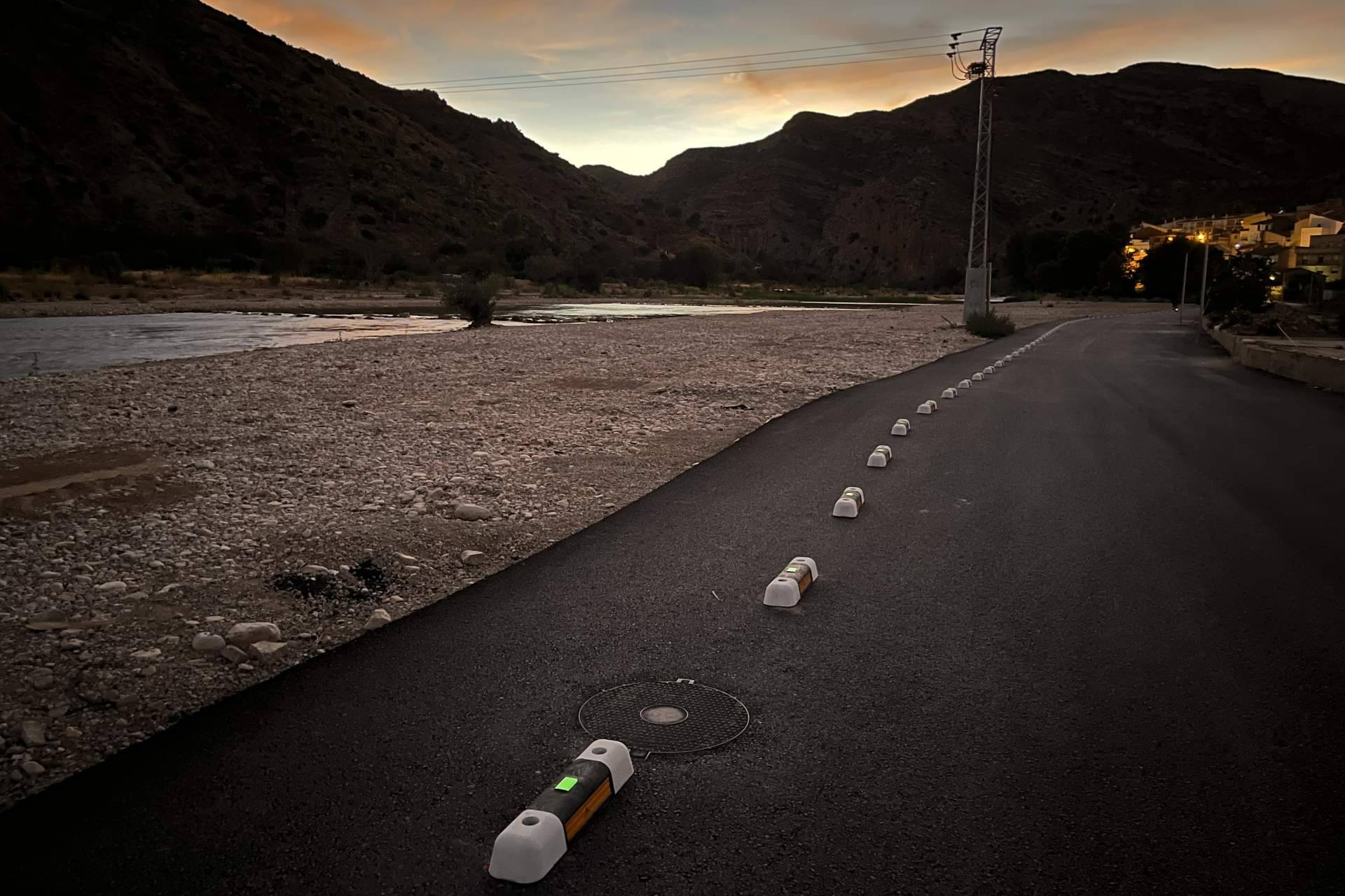 El separador de carril bici fotoluminiscente de Abadecom Urban gana presencia ante el auge de la infraestructura ciclista protegida