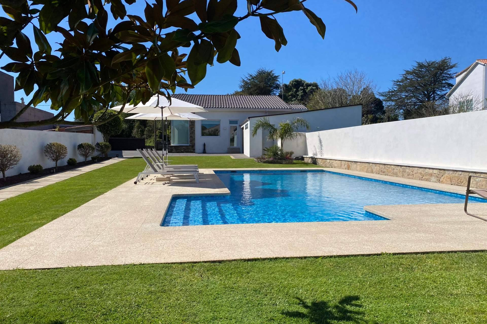 Naturaleza, playa y relax, Viña de Millán, una vivienda vacacional con piscina en O Grove, Rías Baixas