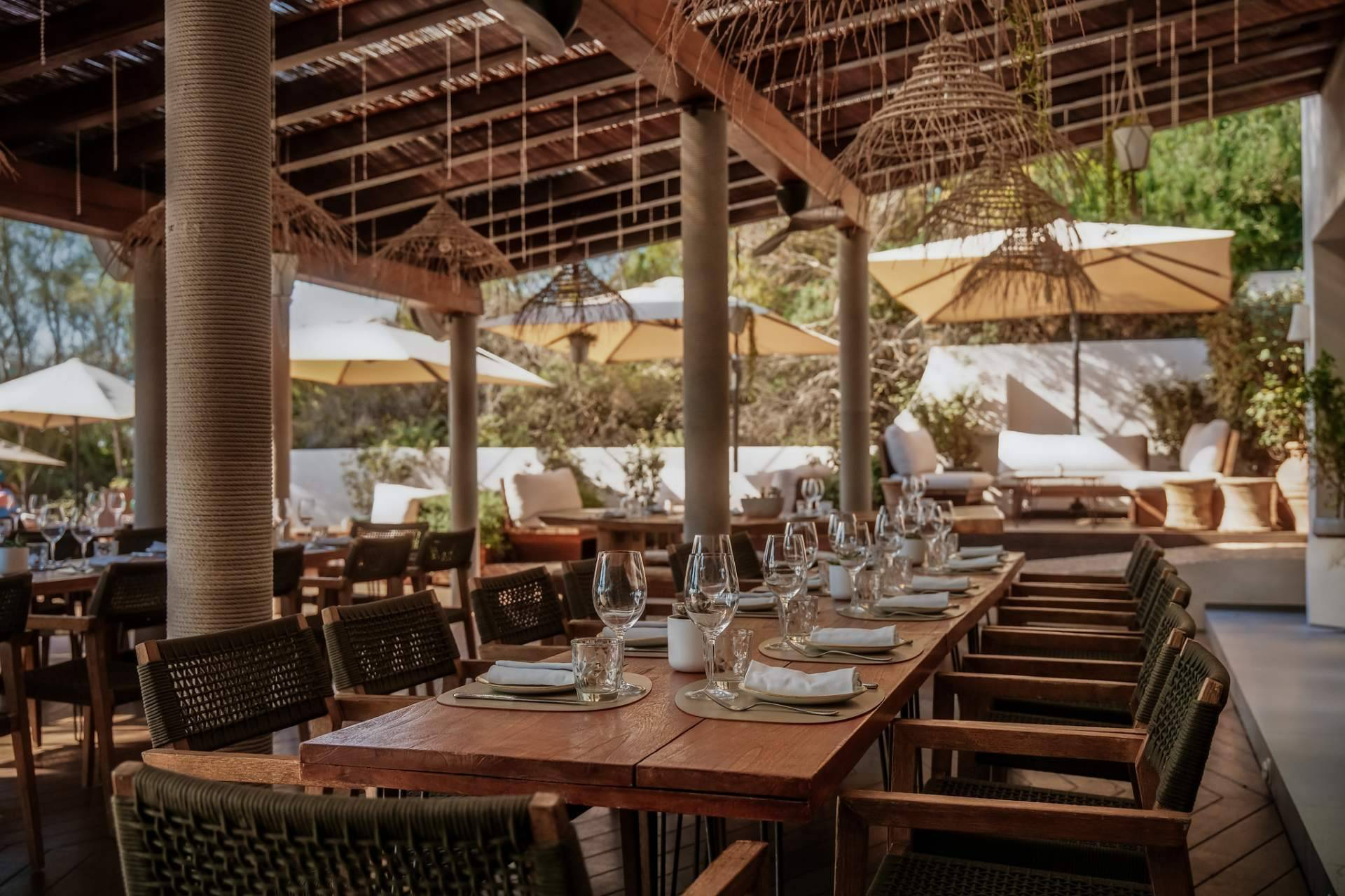 El nuevo lujo en Ibiza pasa por Aiyanna; gastronomía, yoga y exclusividad a pie de playa