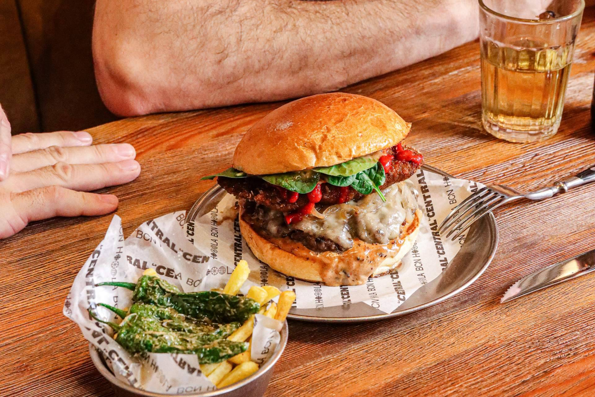 La hamburguesería de Vía Laietana que ha hecho de la consistencia su verdadera diferencia