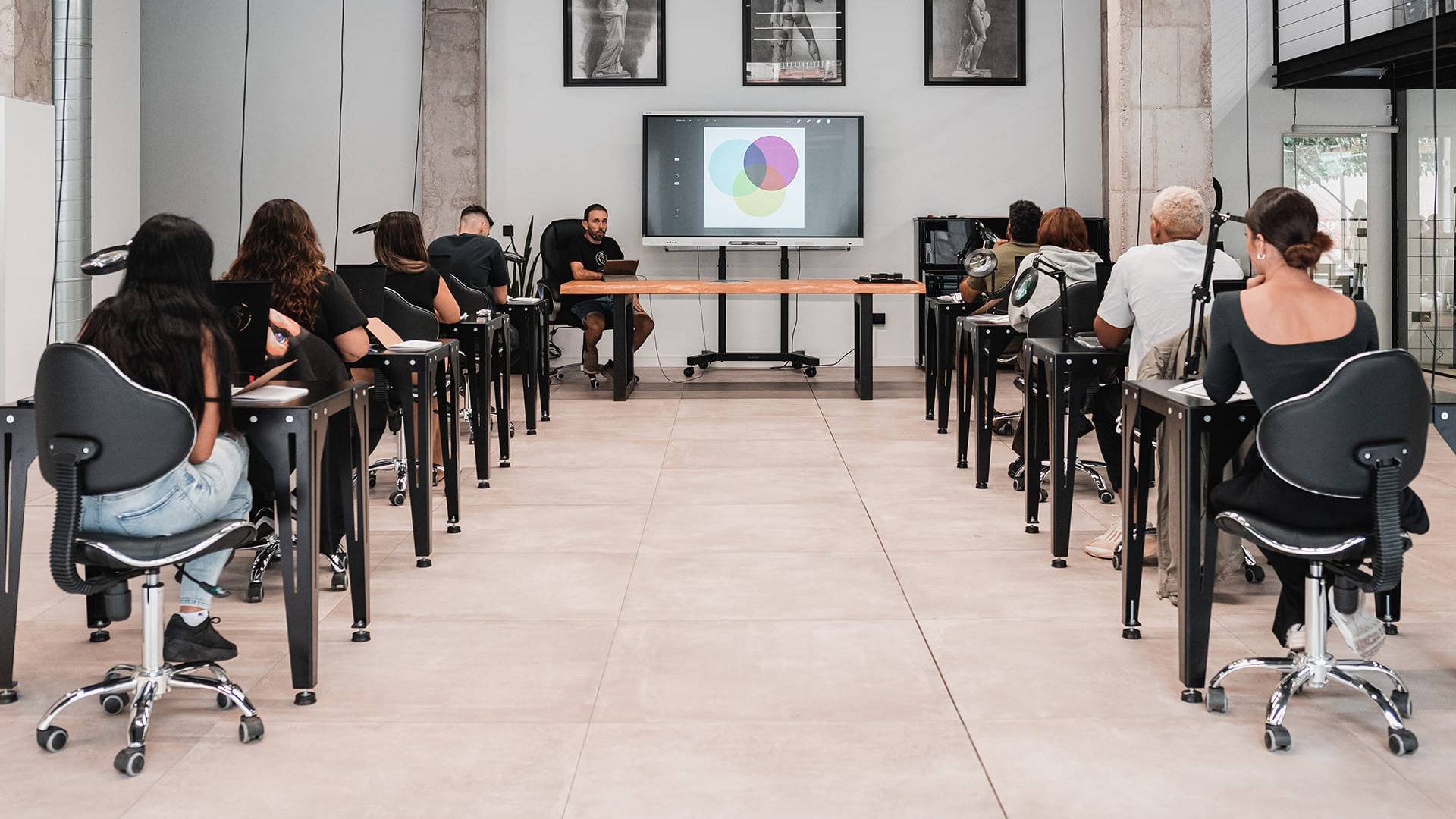Por qué aprender a tatuar requiere práctica real en un curso presencial
