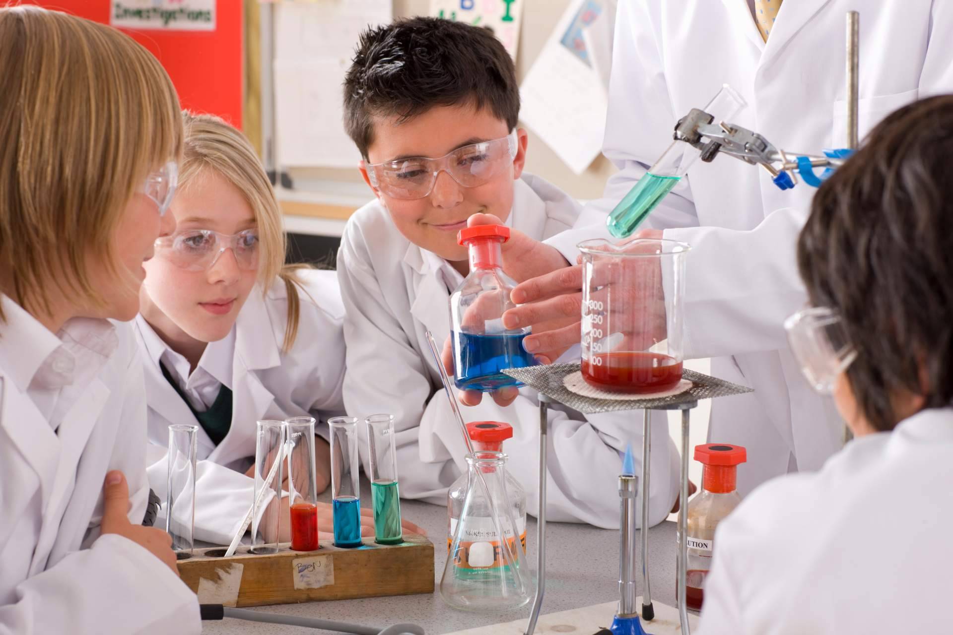 La formación científica actual exige un material de laboratorio escolar adaptado a los nuevos planes de estudio