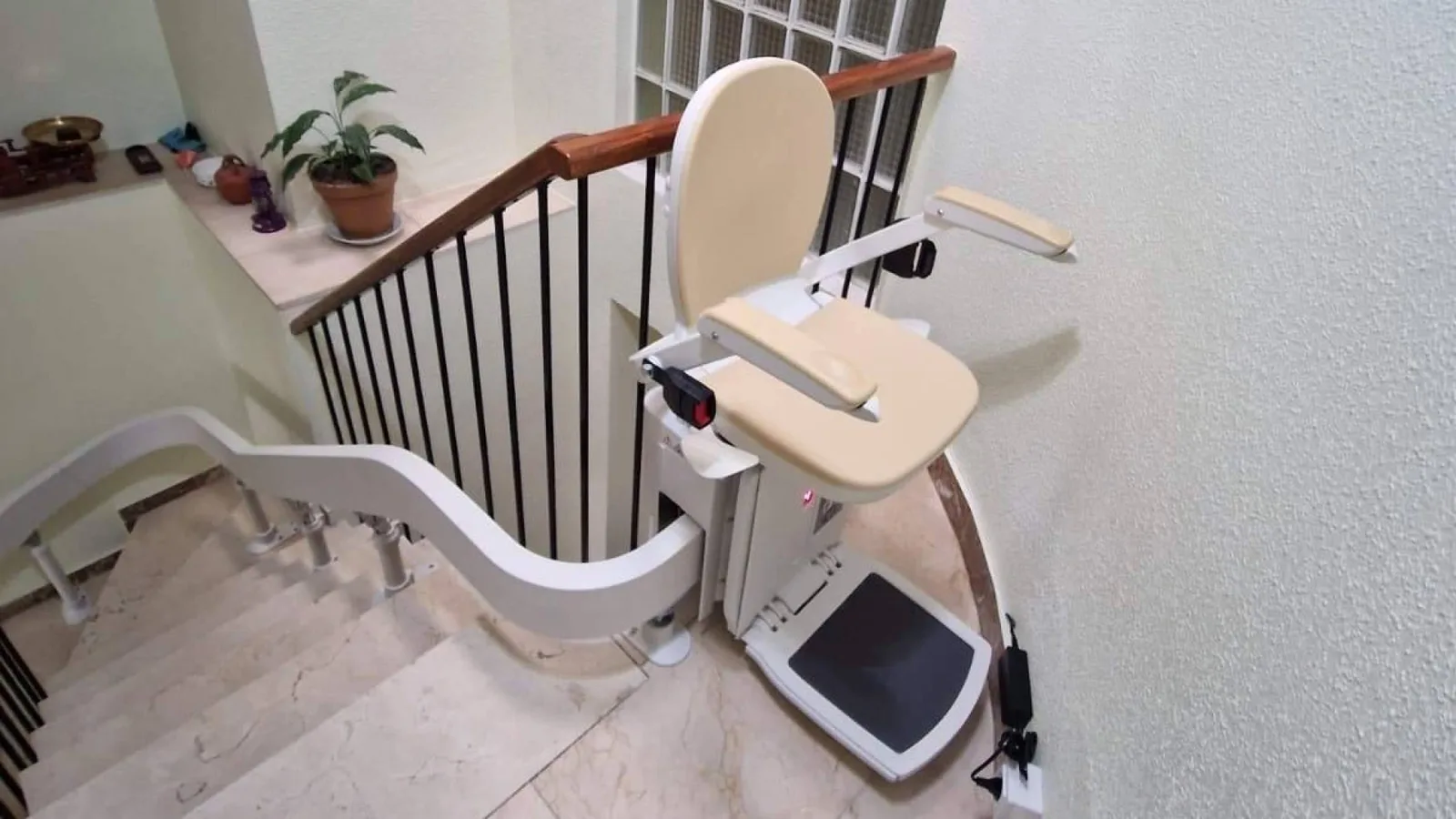 Cómo los salvaescaleras en Madrid ayudan a mantener la autonomía en el hogar