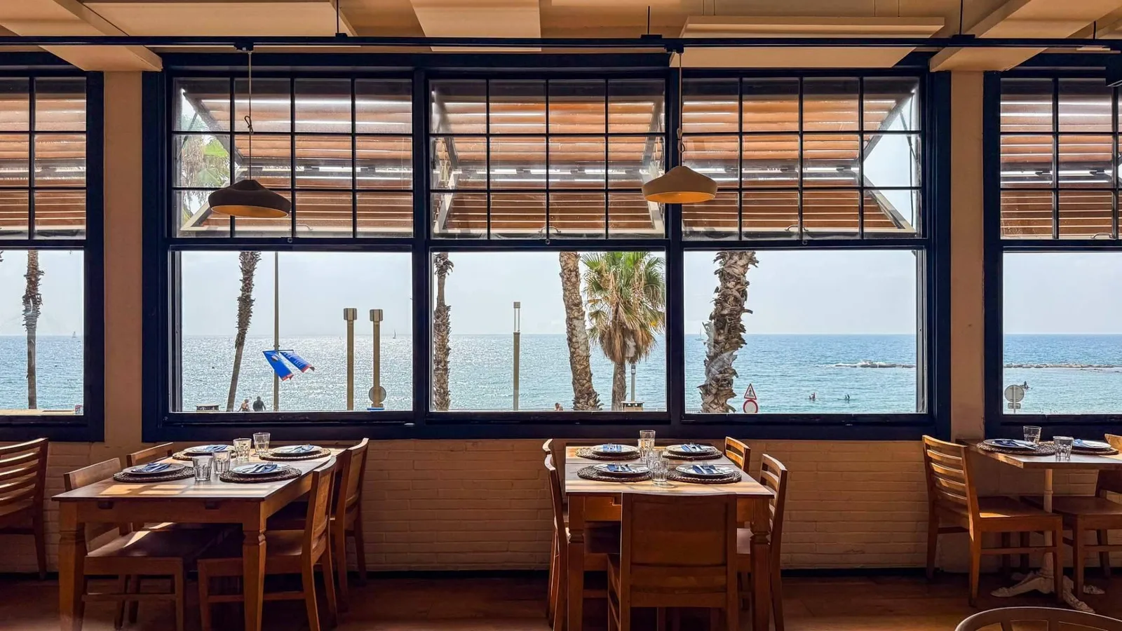 Un restaurante en la Barceloneta para compartir paellas y tapas durante las vacaciones en Barcelona